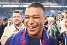 Thumbnail for article: Veelzeggende reactie Mbappé bij onthulling wassen beeltenis