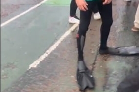 Newcastle-fan neemt Man United in de maling met zwemvliezen en duikbril