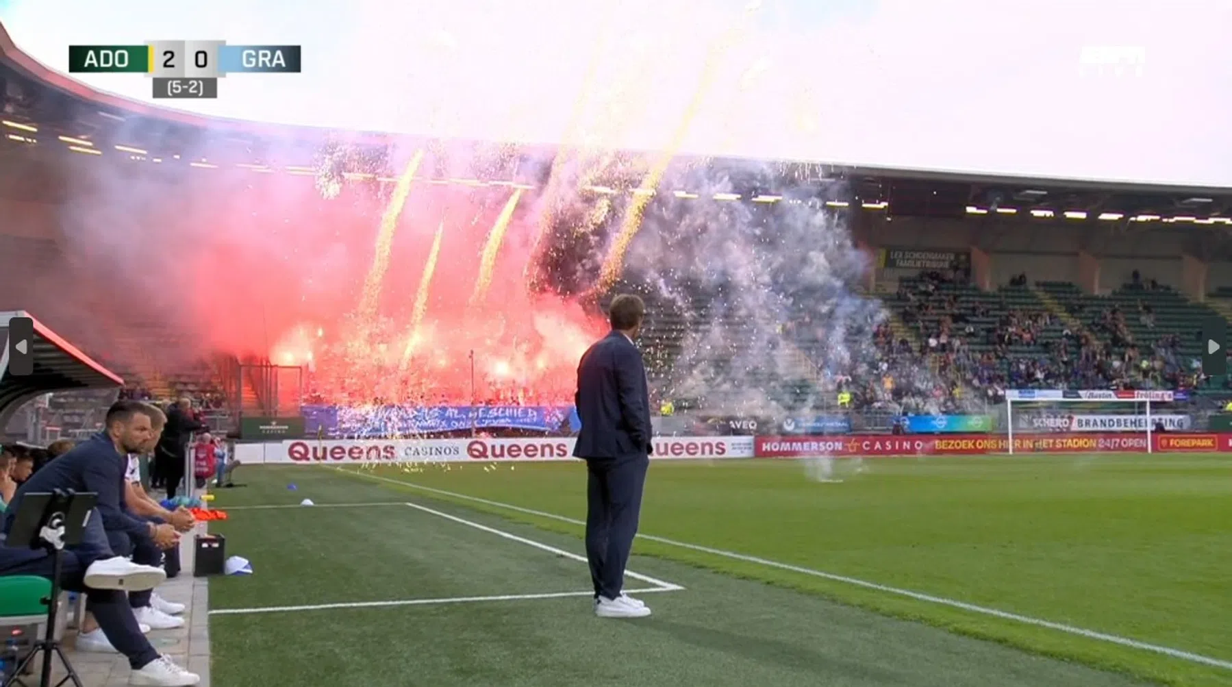 Duel tussen ADO en De Graafschap korte tijd stilgelegd vanwege vuurwerk