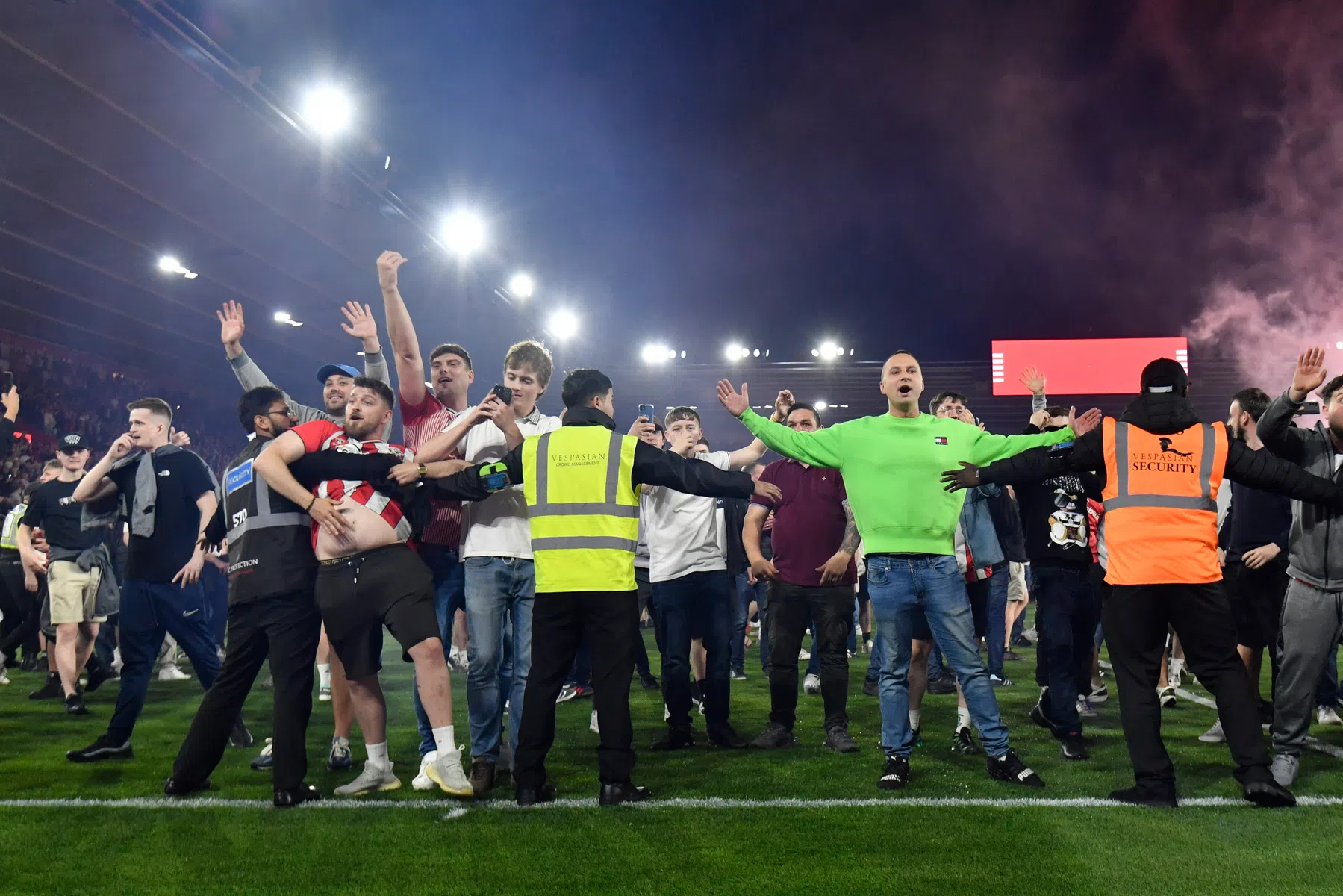 Vreugde slaat om in chaos: Southampton-fans bestormen veld na cruciale zege