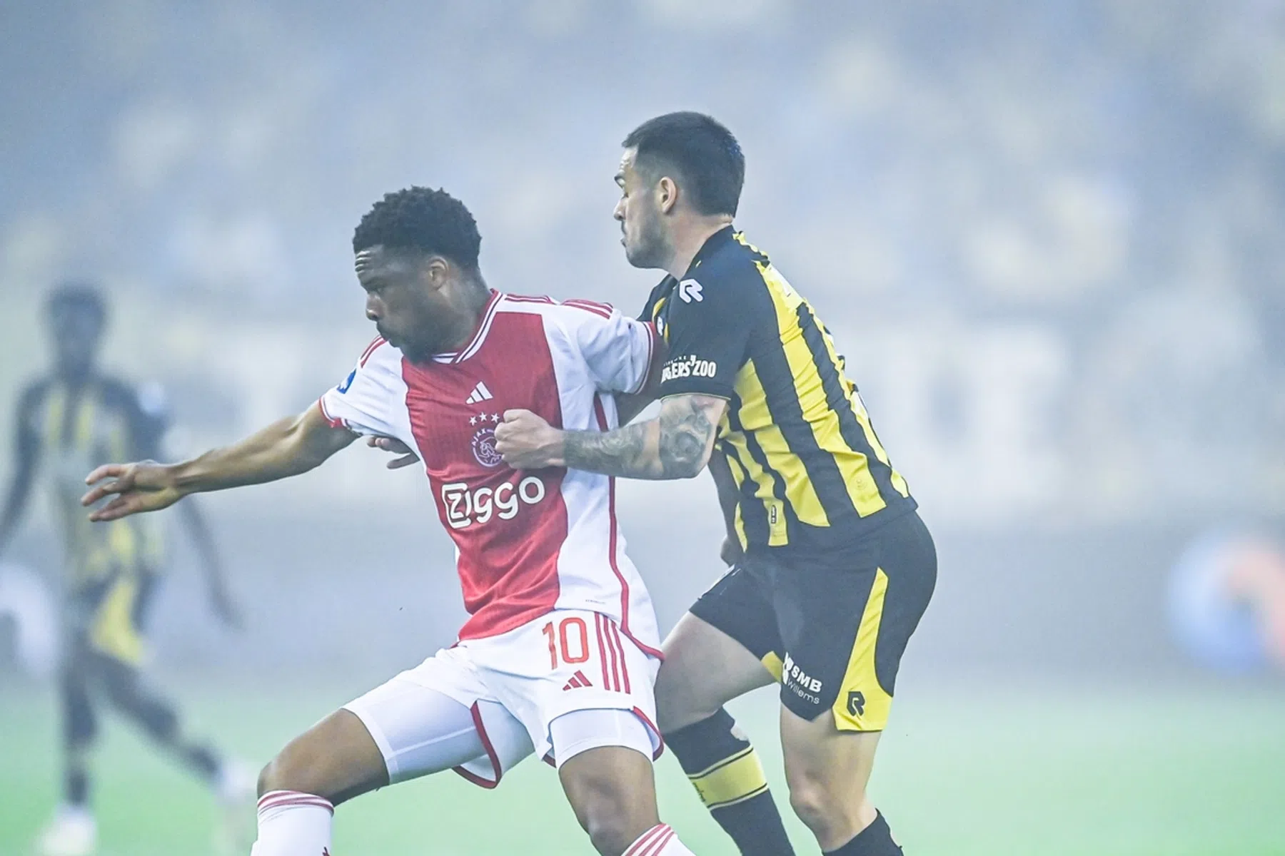 Zwalkend Ajax sluit dramatisch seizoen af met remise tegen Vitesse