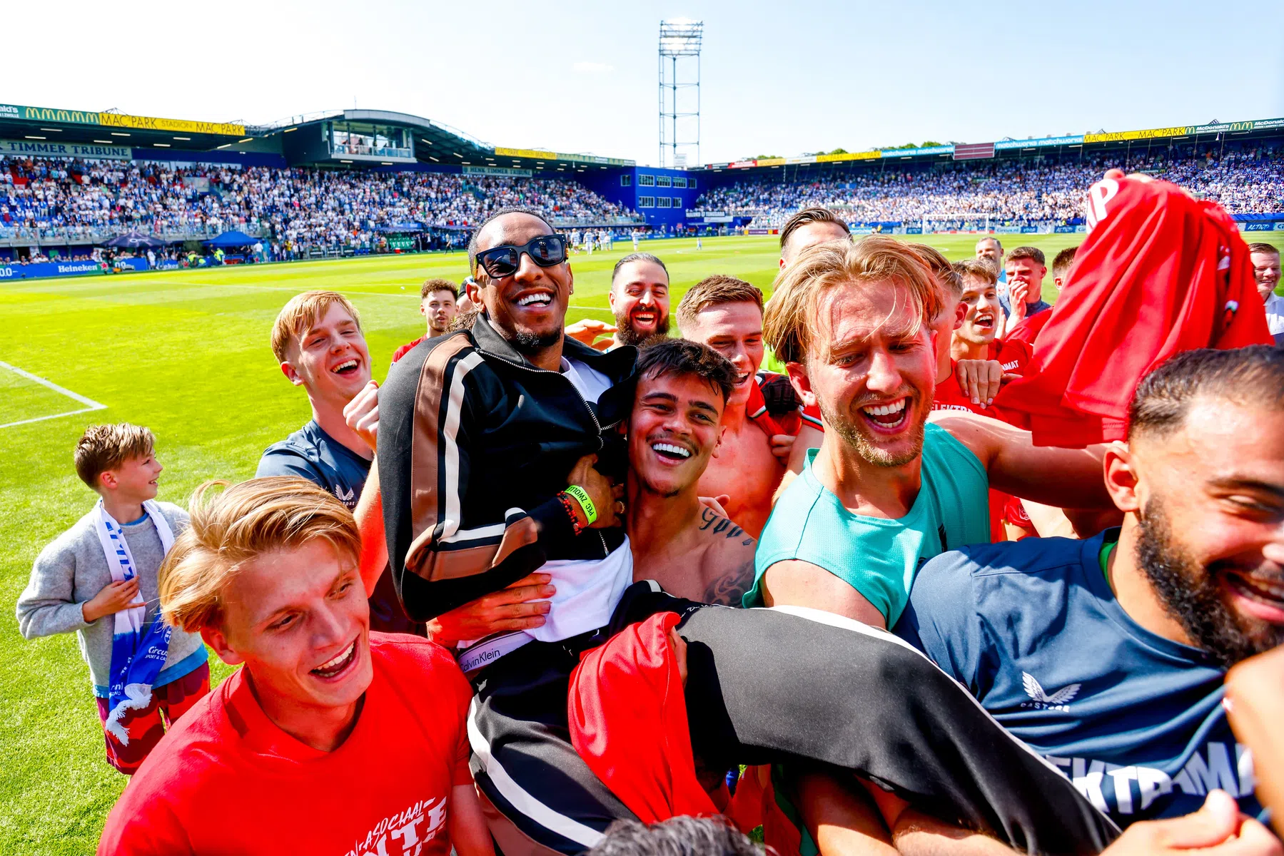 Rots betrok Brenet bij Twentse feestvreugde: 'Josh zit in mijn hart'