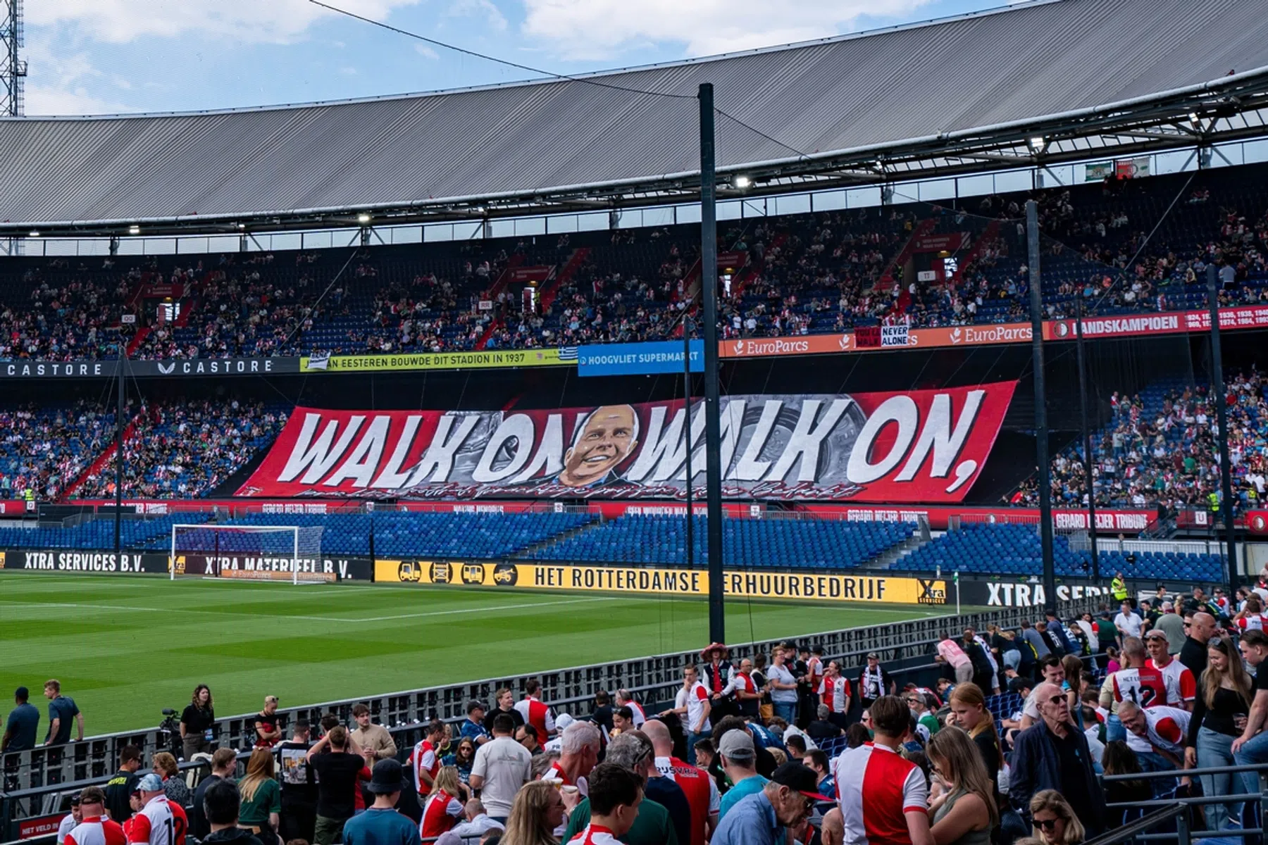 Tevreden Slot recenseert spandoek: 'Soms heb ik een iets te dikke kop'