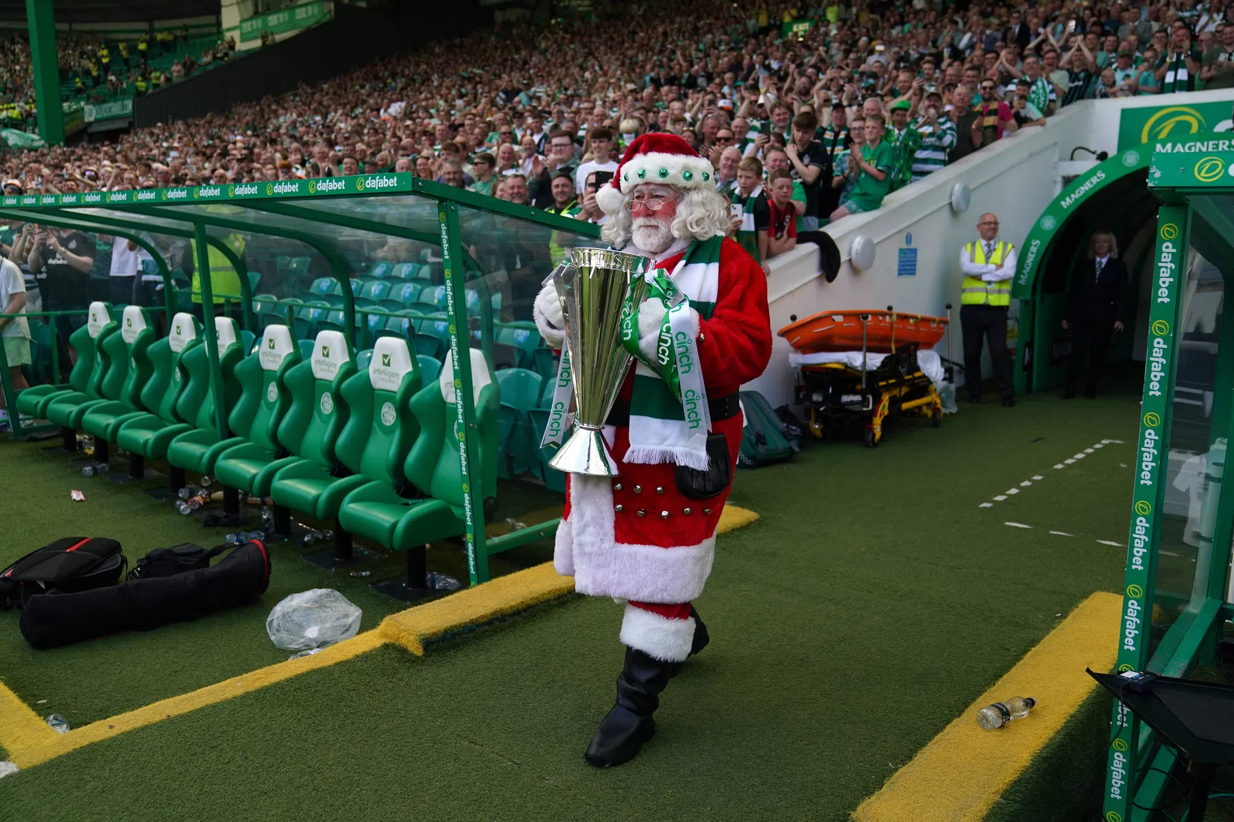Waarom de kerstman de trofee overhandigde aan Celtic