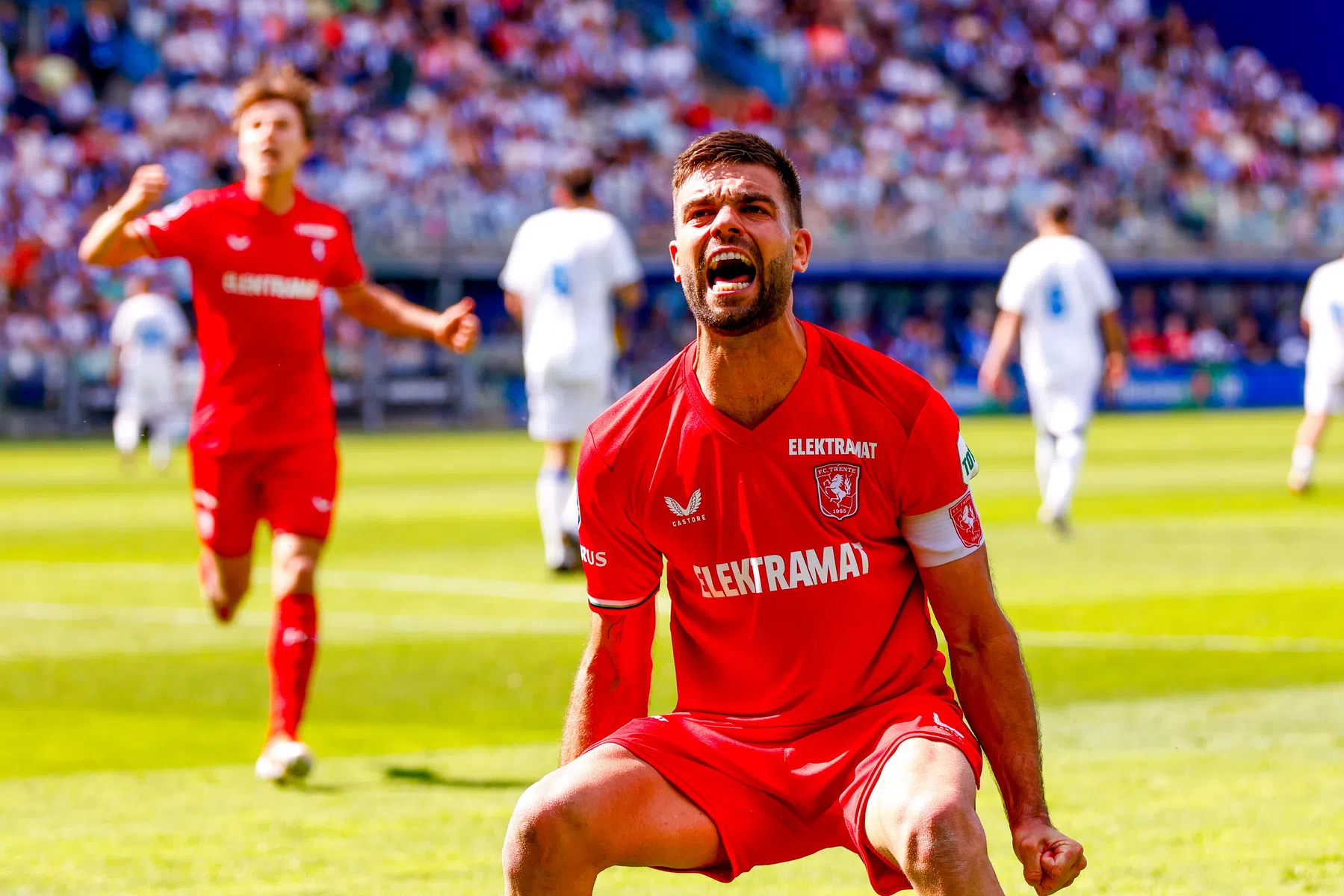 FC Twente blijft AZ na spannende strijd voor en grijpt felbegeerde derde plek 