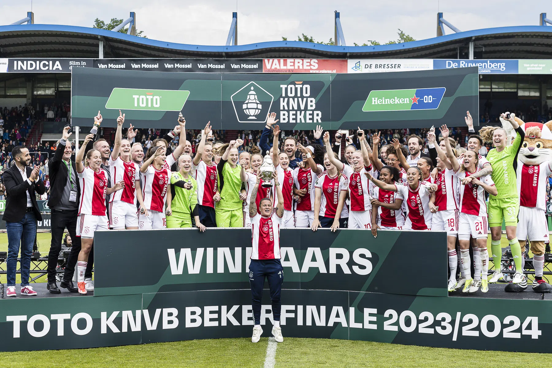 Ajax zwaait trainer Bakker uit met winnen KNVB-beker