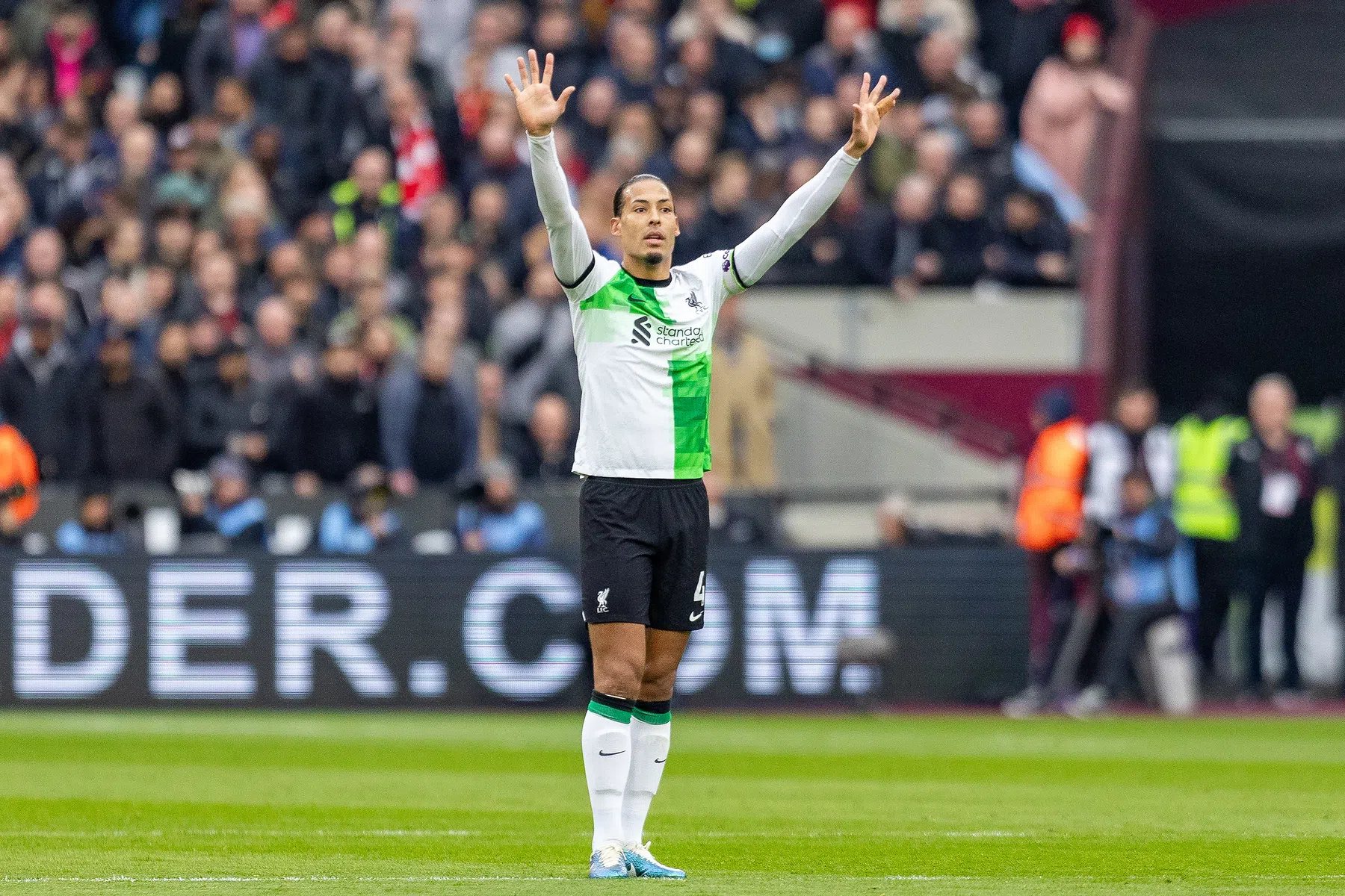 Van Dijk haalt herinneringen op aan wedstrijd tégen Slot