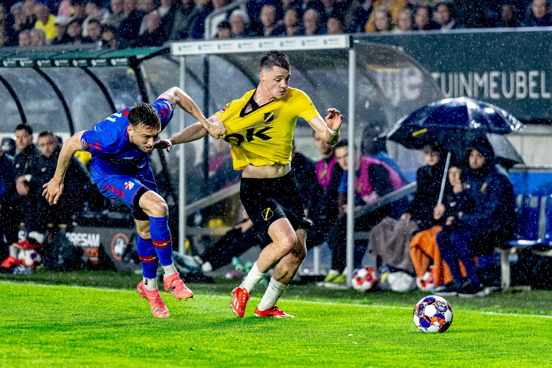 NAC en Emmen laten spannend waterballet in nacompetitie onbeslist