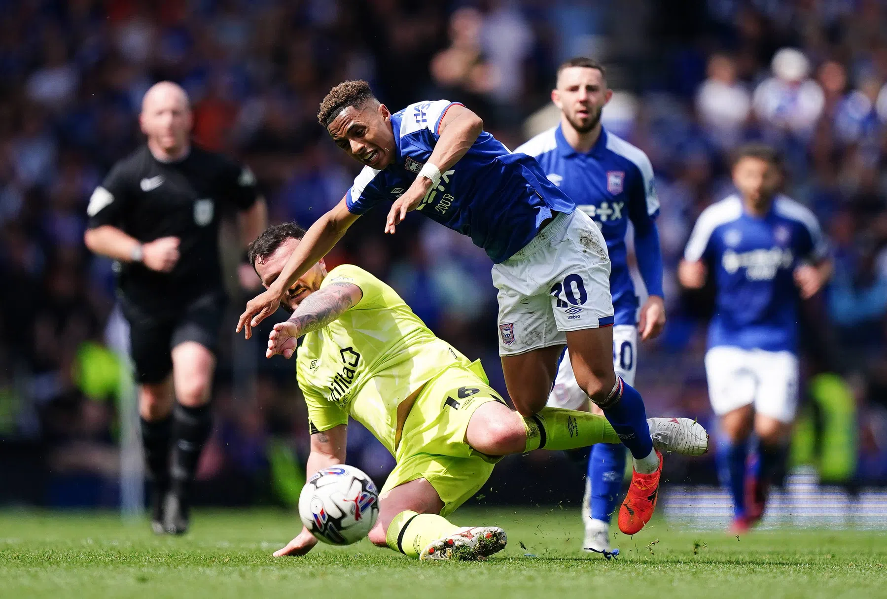 Feyenoord en Ajax strijden om begeerde Hutchinson