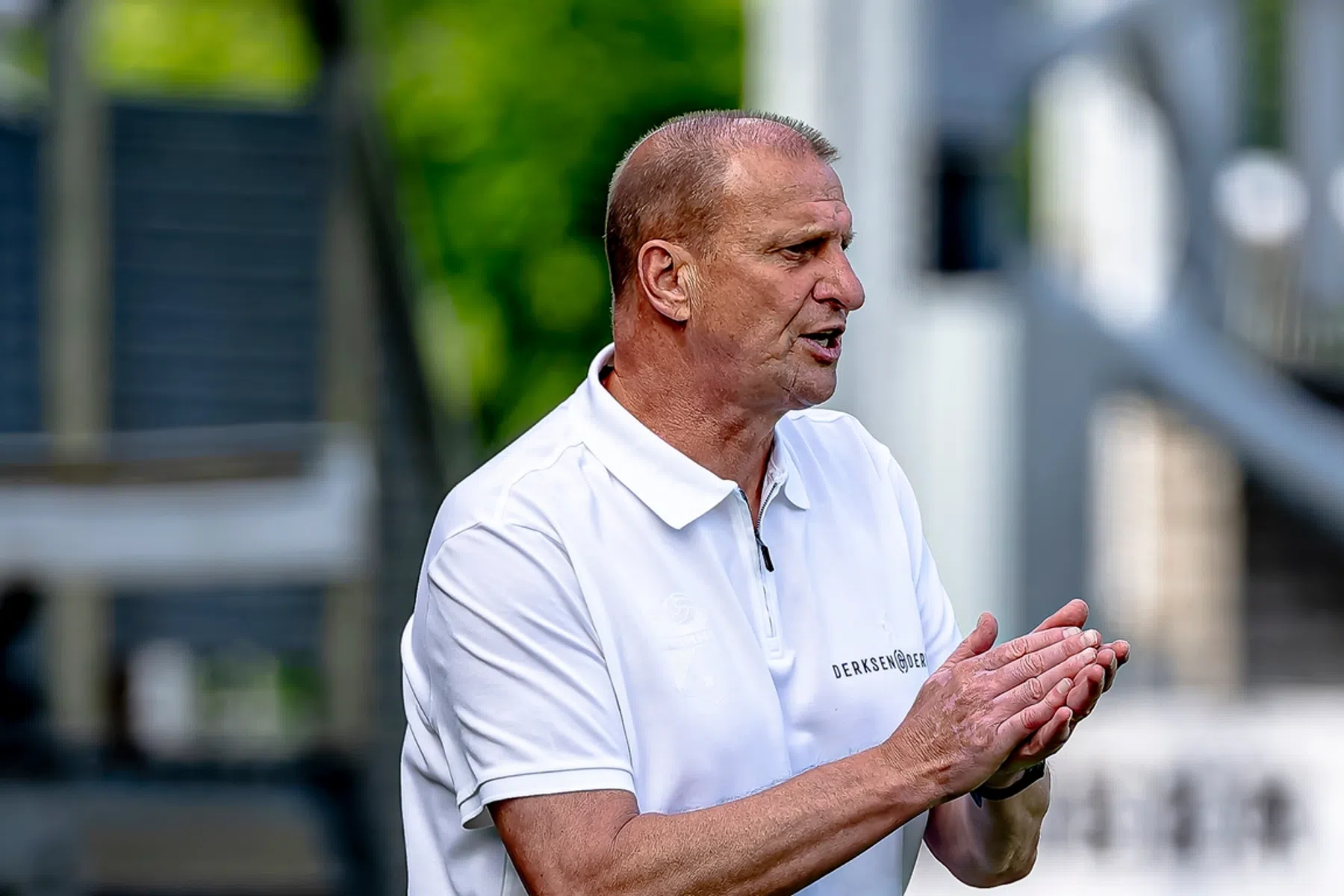 Emmen-trainer pakt arbitrage aan: 'Dit gaat nergens over'