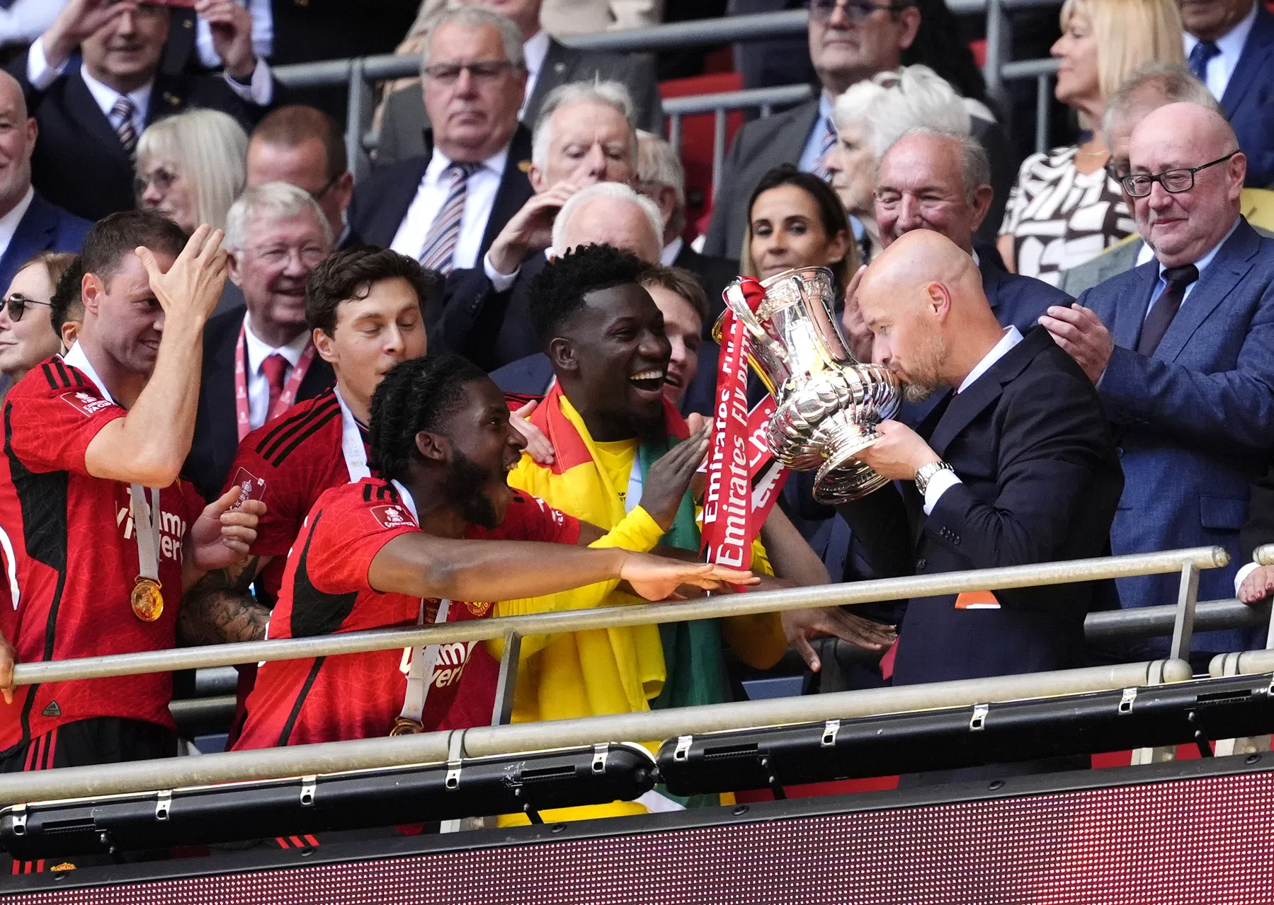 Schitterende beelden: Ten Hag uit zijn dak met Lisandro Martínez