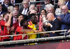 Thumbnail for article: Schitterende beelden: Ten Hag uit zijn dak met Lisandro Martínez