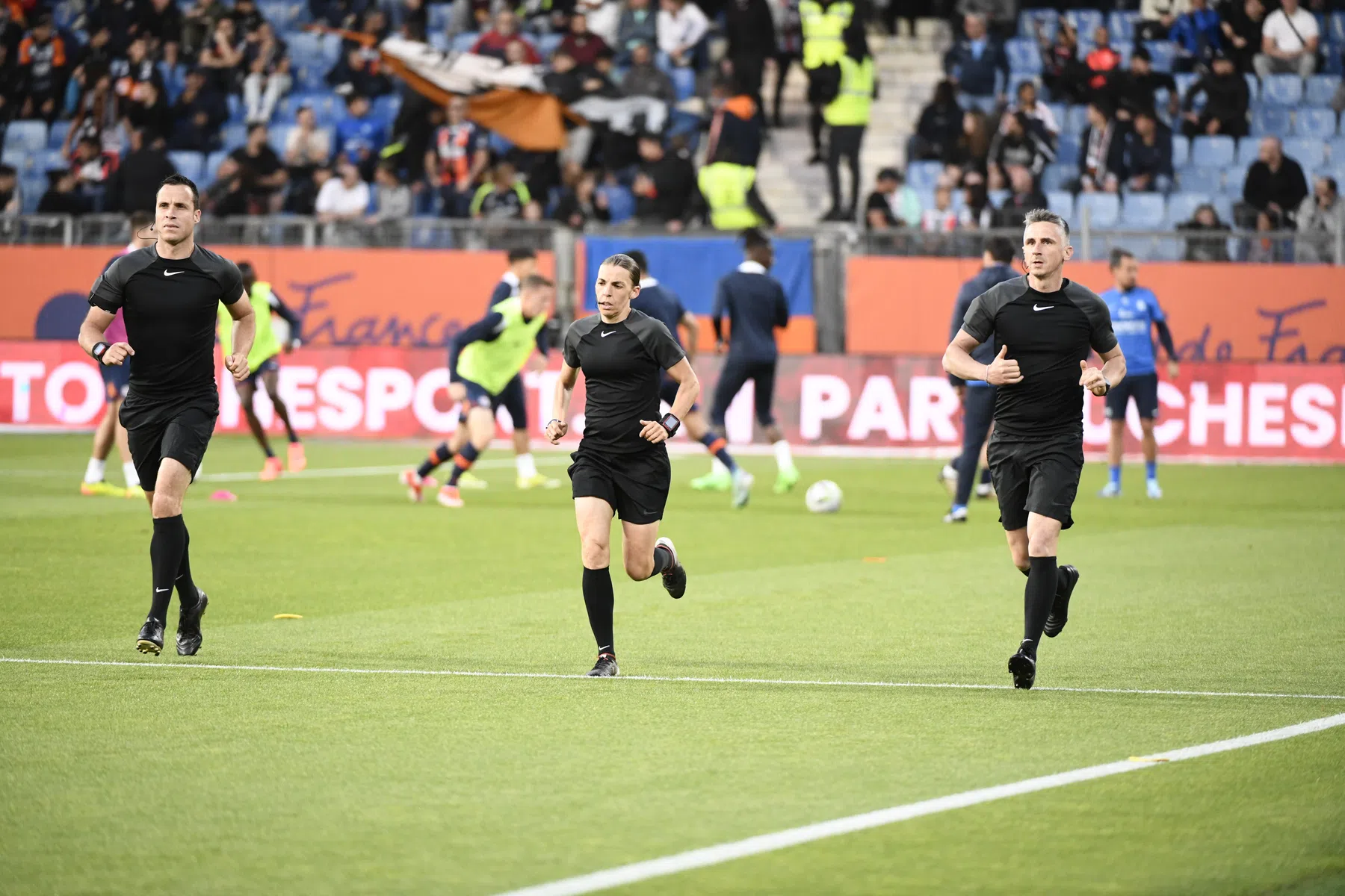 Griekse voetbal toont zich weer van zijn slechtste kant tijdens primeur Frappart