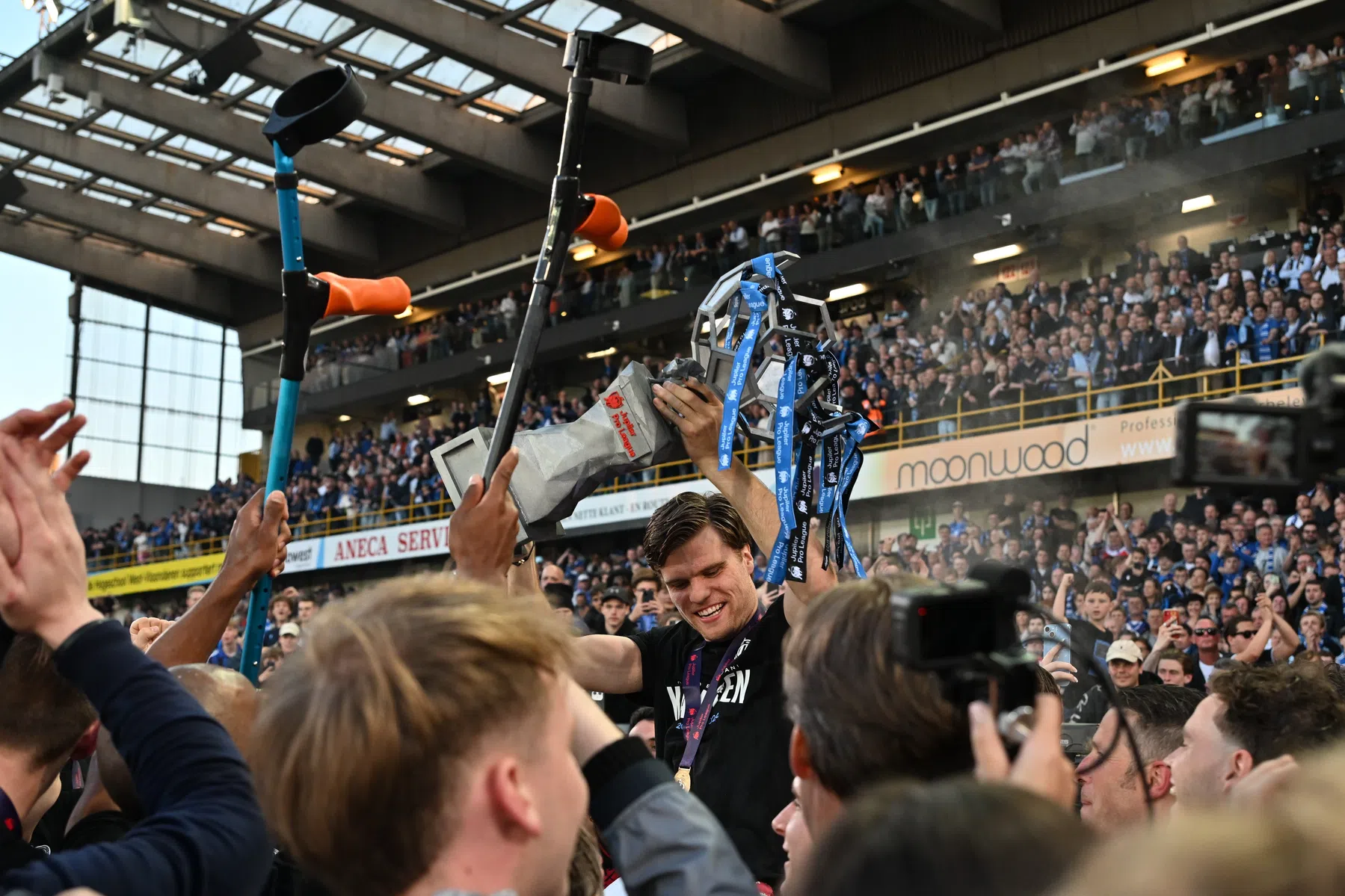 Uit zijn rolstoel en met krukken de lucht in: Meijer viert feest met Brugge