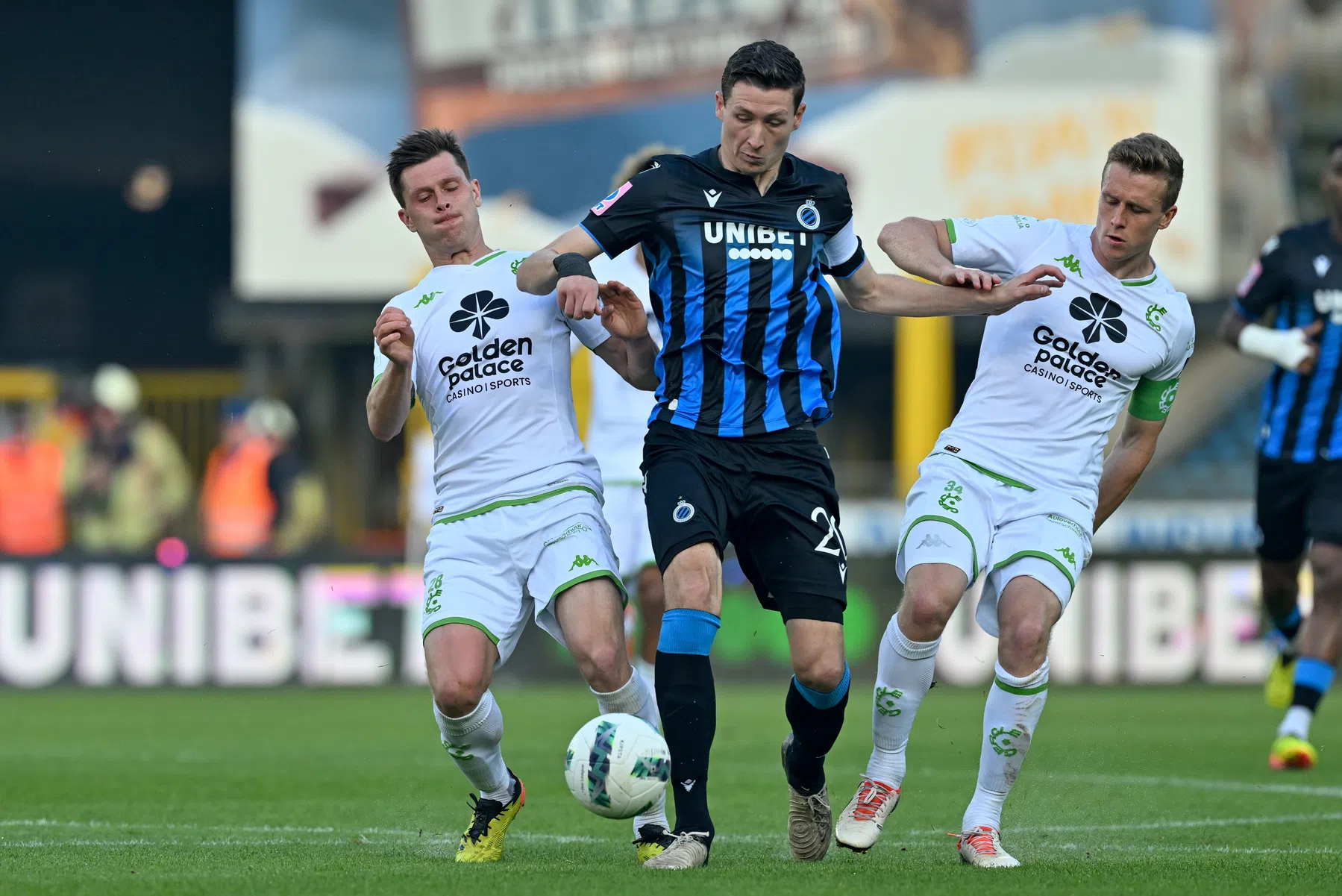 Kampioensfeest Club Brugge barst kort na zenuwslopend VAR-moment los