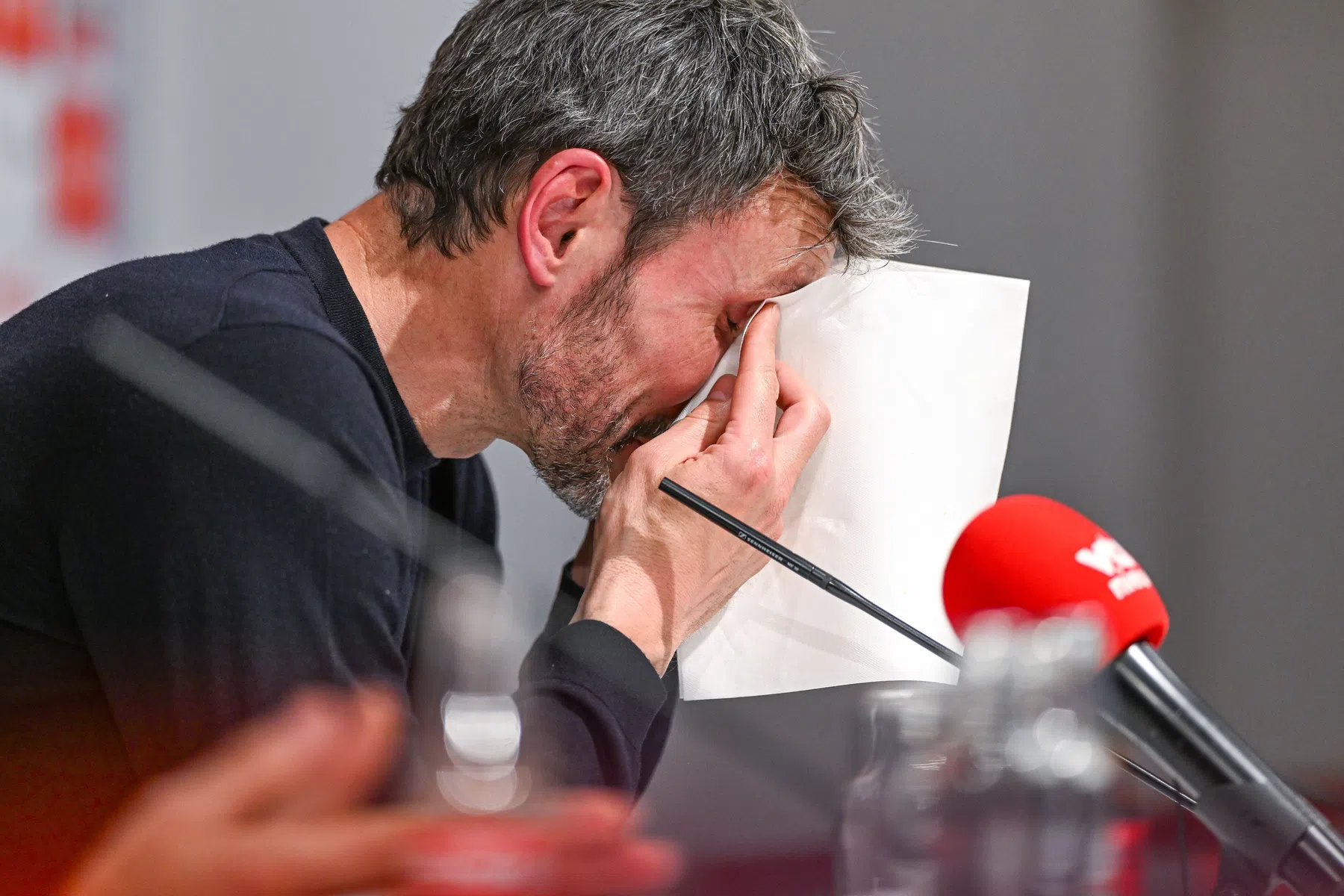 Applaus en tranen bij laatste persconferentie Van Bommel in Antwerpen