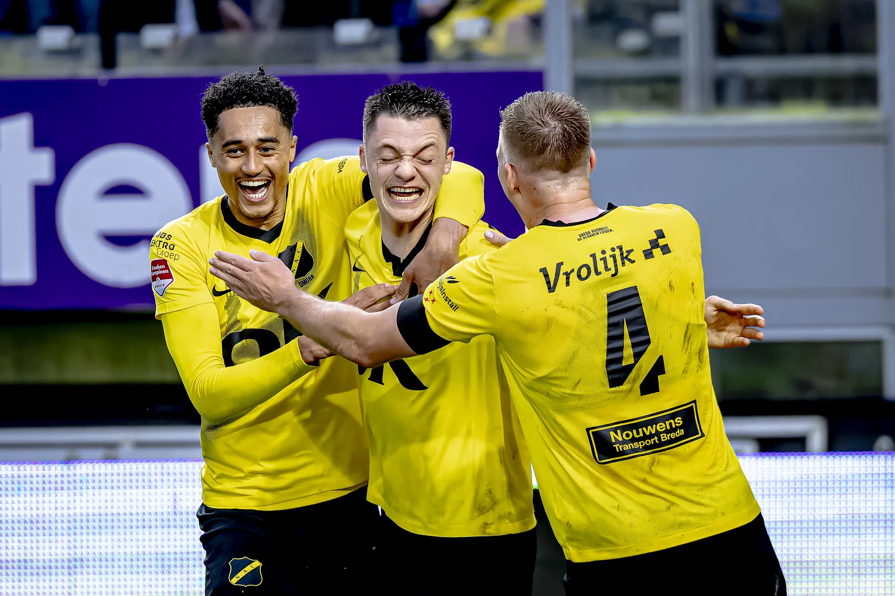 NAC neemt in kolkend Breda voorschot op Eredivisie tegen negenkoppig Excelsior