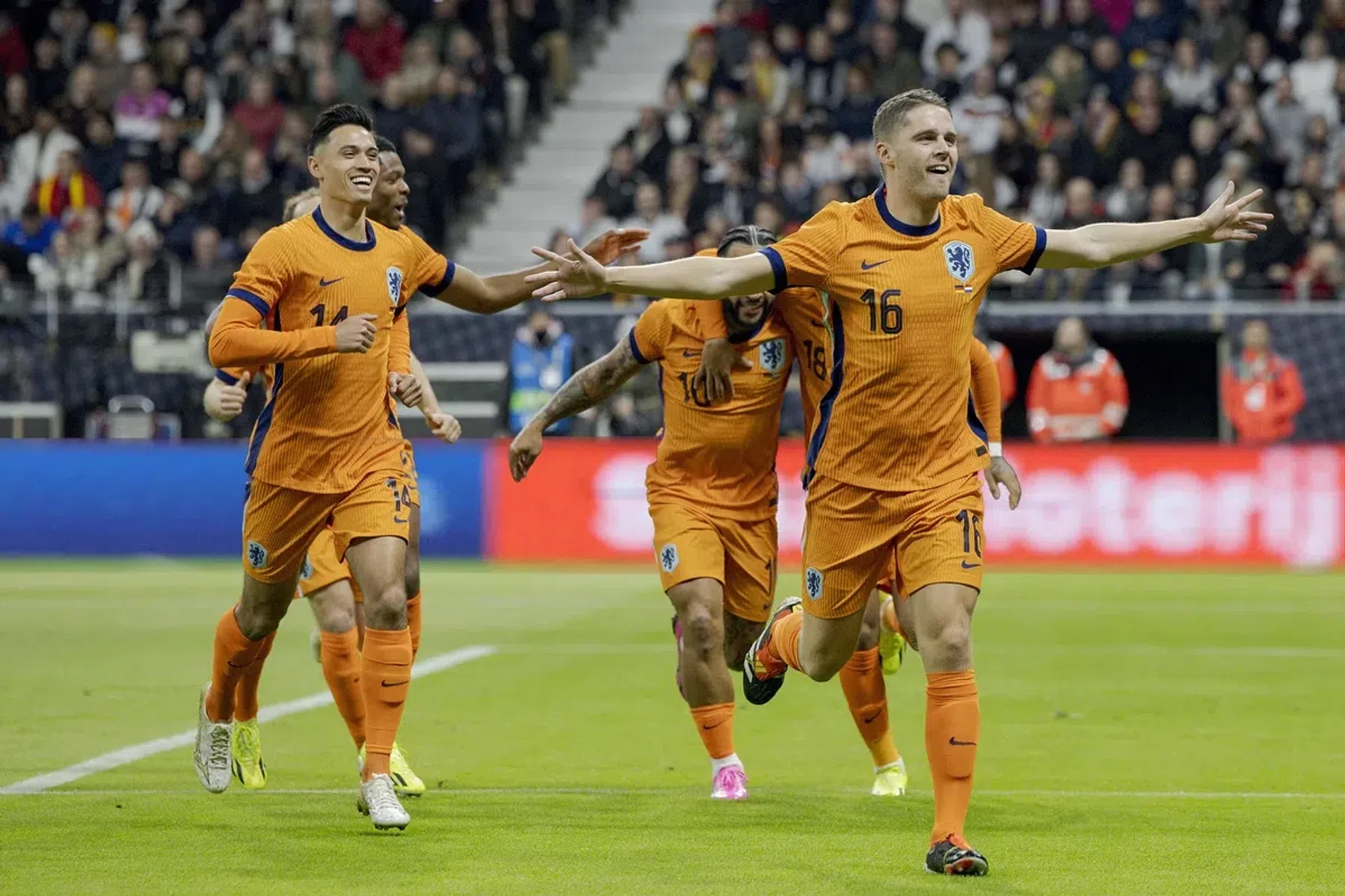 Jan Smit viert EK-selectie van dorpsgenoot Joey Veerman met stadionlied