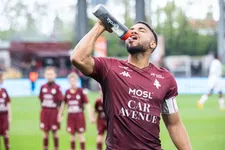 Thumbnail for article: Metz-trainer maakt aanvoerder met grond gelijk: 'Moeten zijn contract opzeggen'