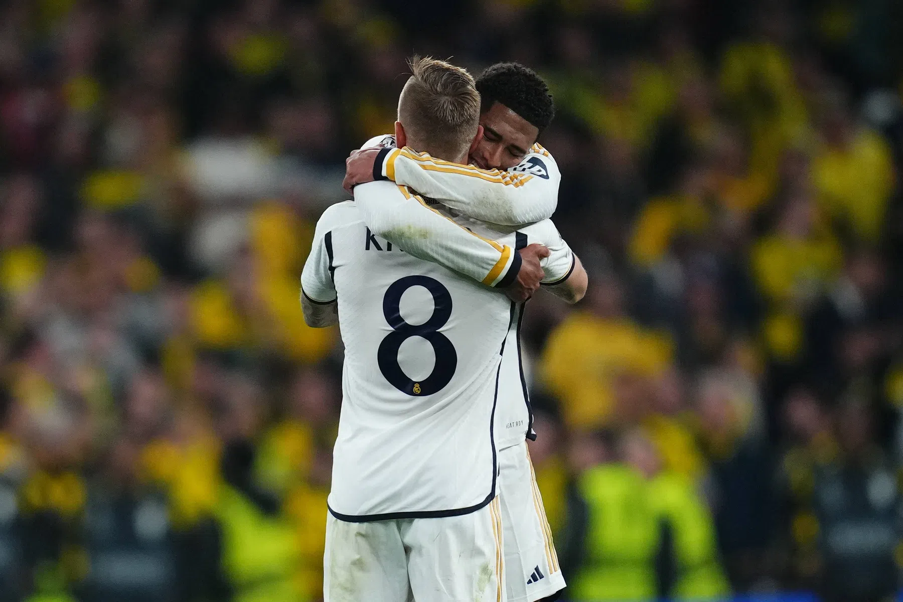 Een wissel met kippenvel: staande ovatie voor Kroos