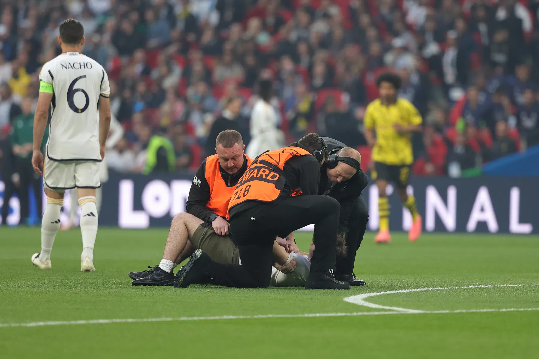 Finale Champions League razendsnel verstoord door veldbestormers