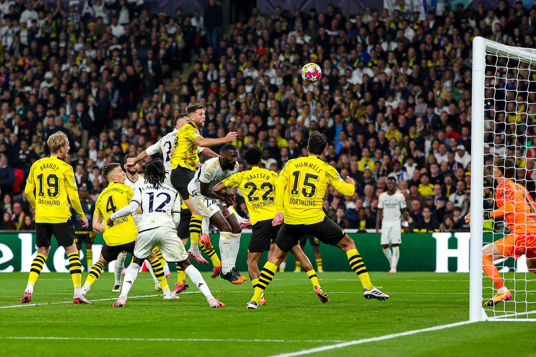 Carvajal kopt Real Madrid laat op voorsprong in CL-finale