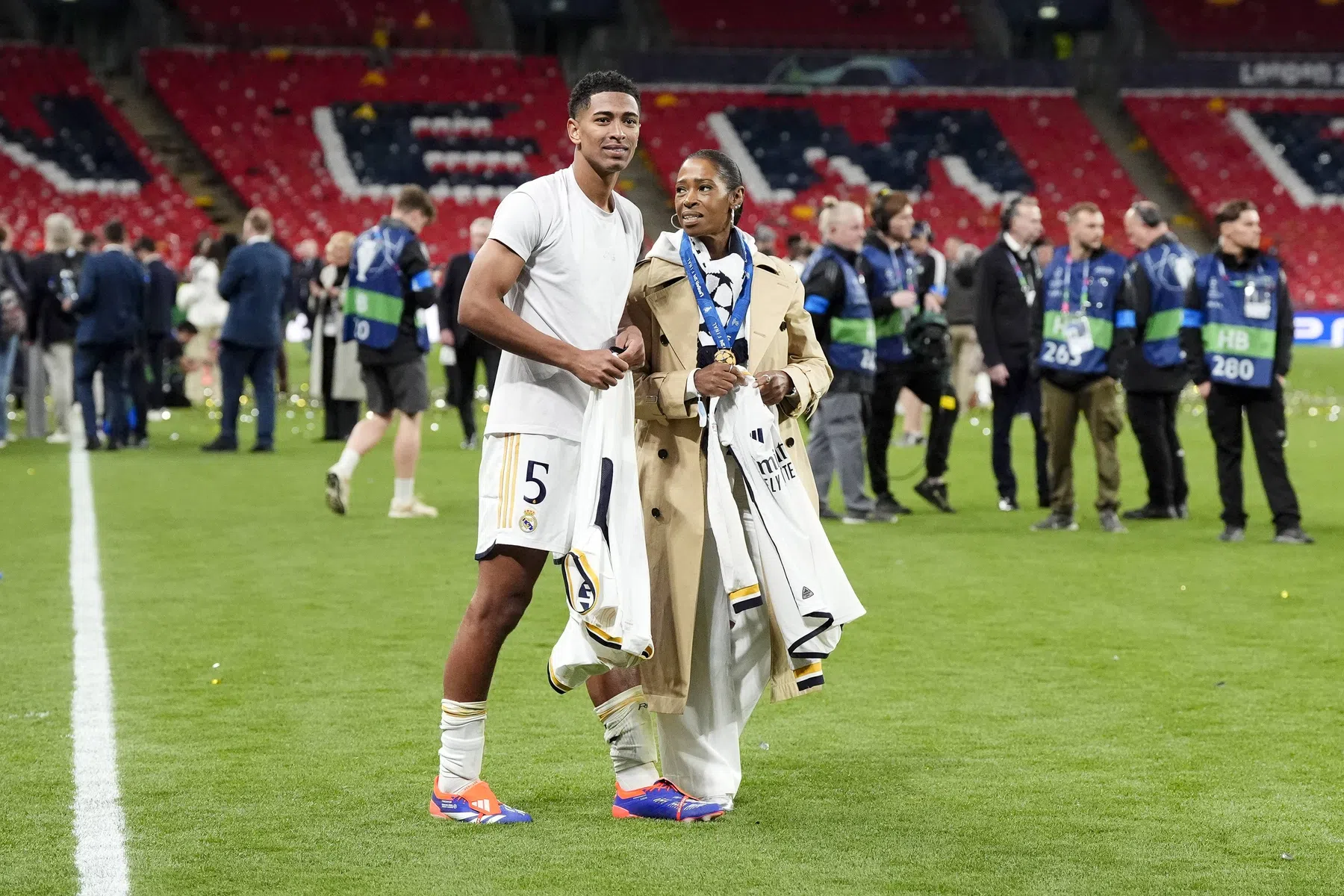Fraaie beelden: Bellingham zet zijn moeder met Mourinho op de foto