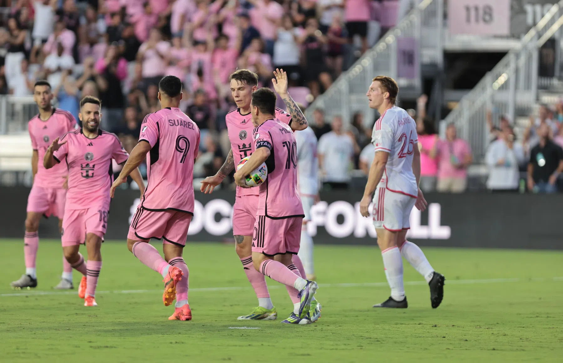 Messi en Suárez trefzeker in doelpuntrijk onderonsje Inter Miami