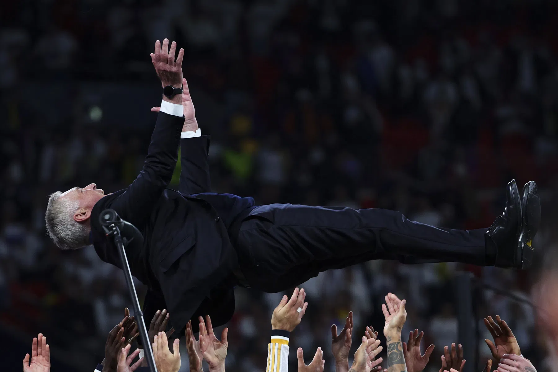 Ancelotti laat dansmoves zien en geniet bij Real Madrid: 'Het is niet normaal'