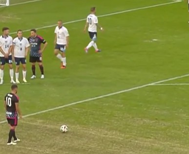 Gestopte Hazard krult vrije trap binnen tijdens benefietduel