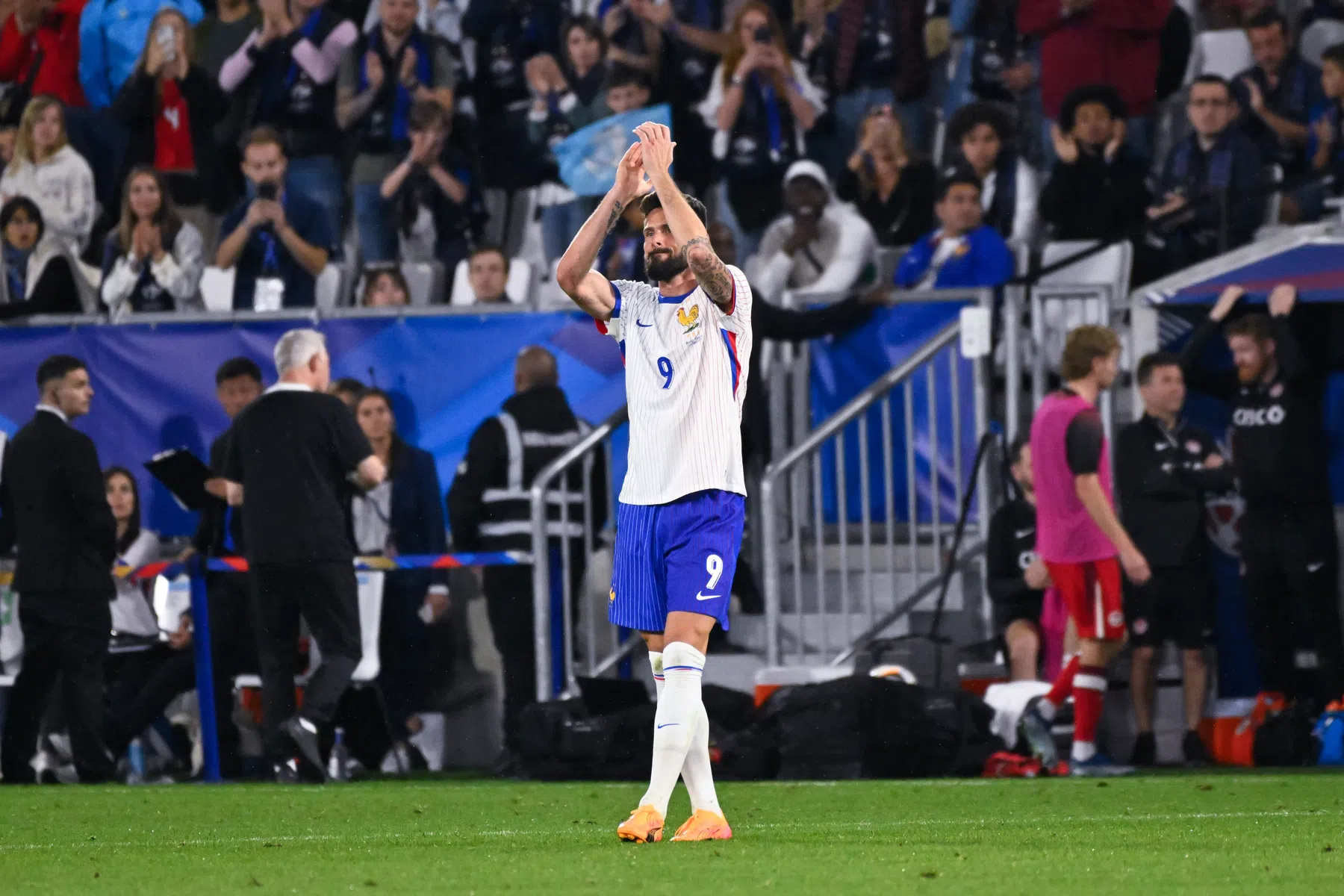 Emotie en een verplichte aanvoerdersband: Giroud beleeft prachtige avond