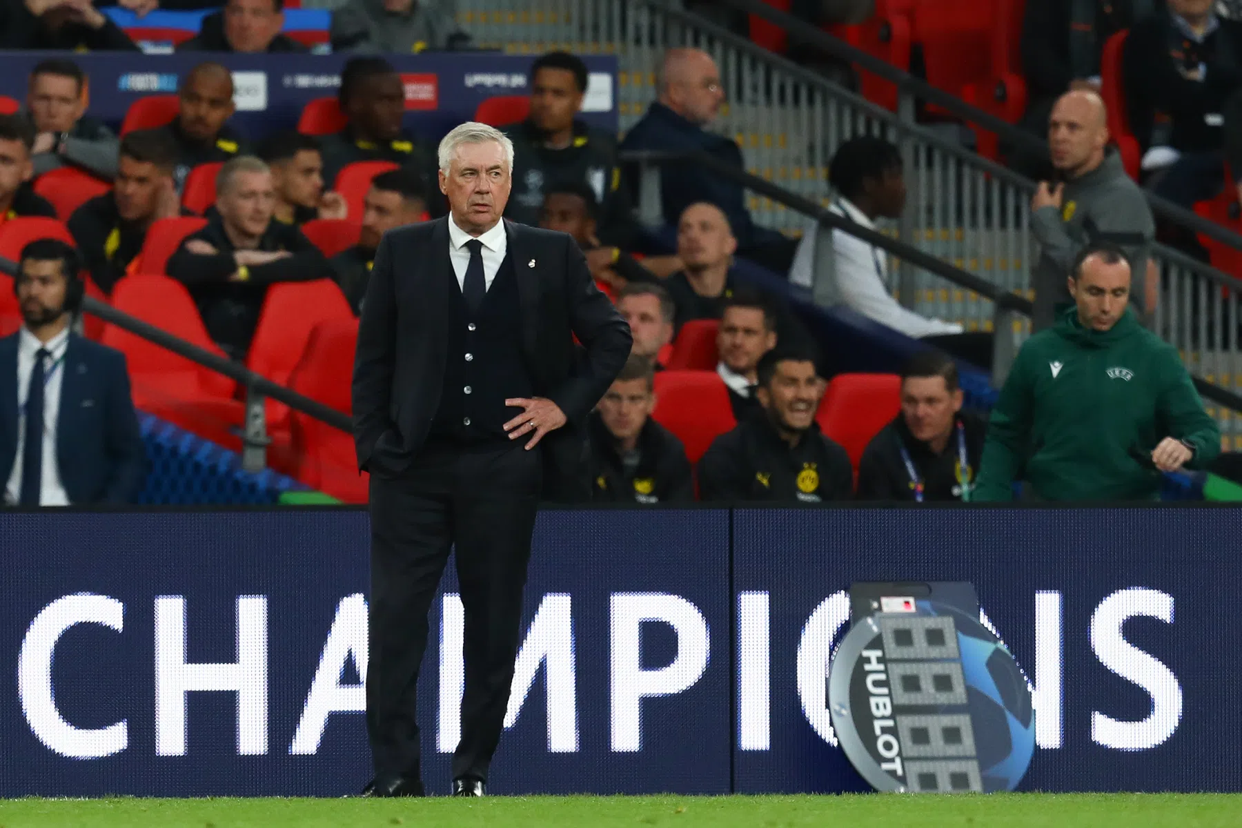 Ancelotti (65) hint op langer verblijf in voetballerij
