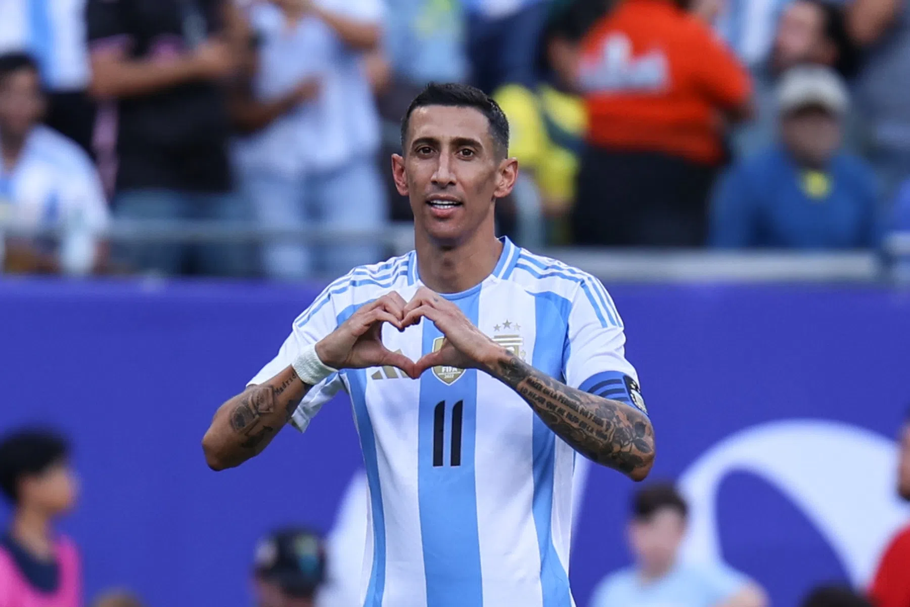 Di María bezorgt wereldkampioen Argentinië oefenzege bij rentree Messi