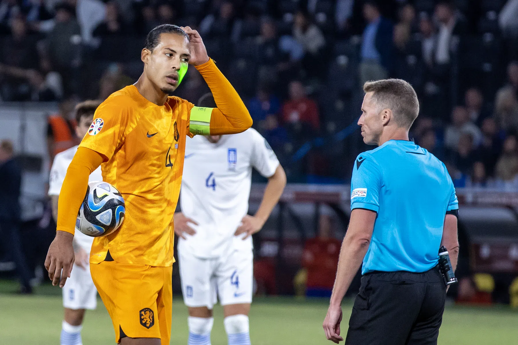 Deze instructies krijgt Virgil van Dijk van de UEFA-scheidsrechtersbaas