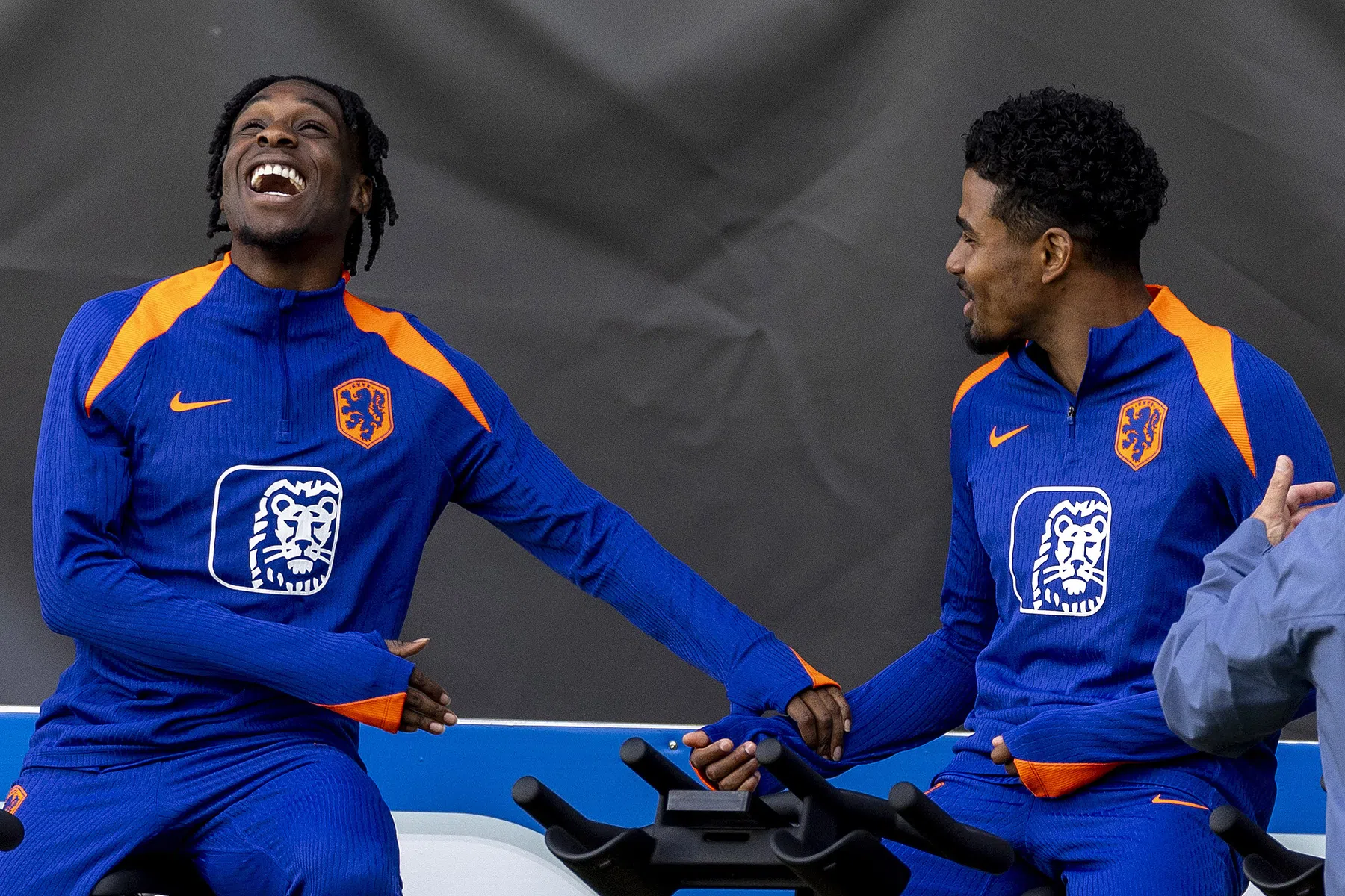 Frimpong verleidt Oranje-ploeggenoten tot dansje op training