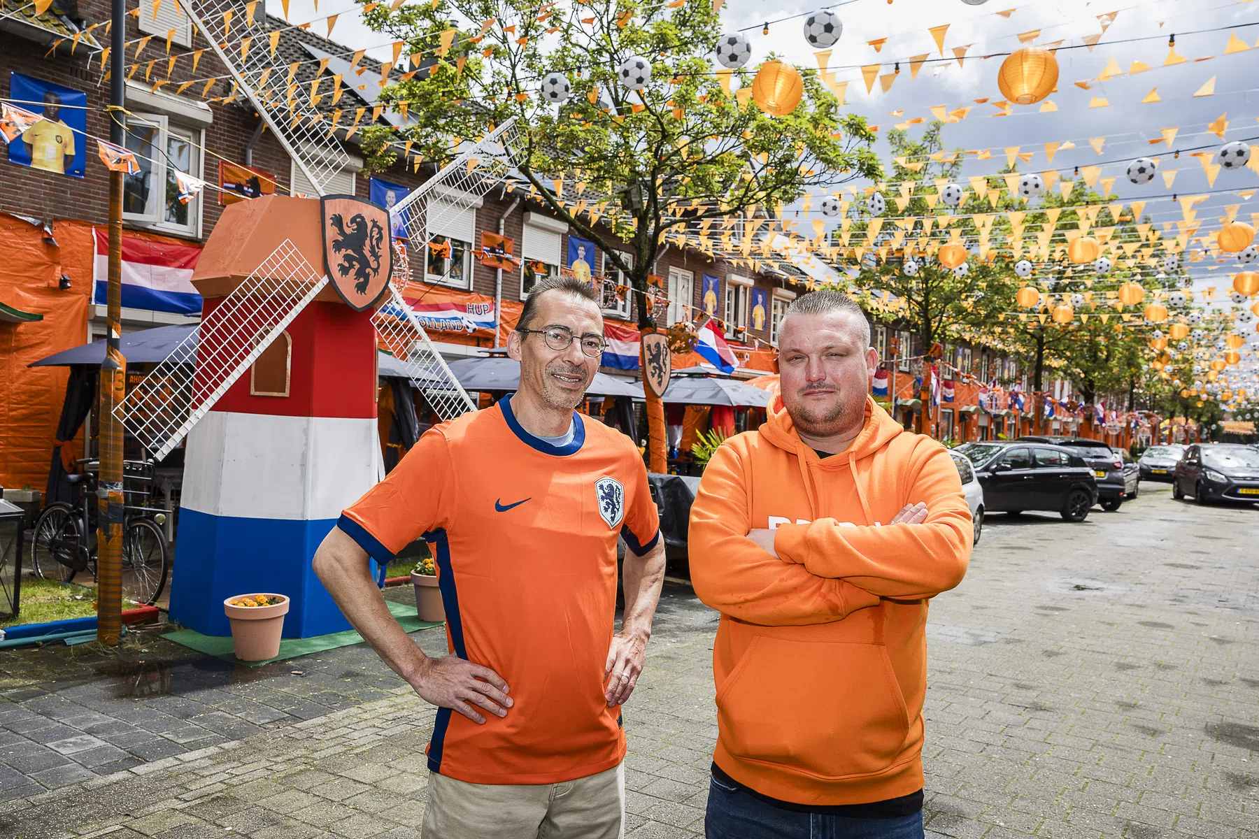 Het epicentrum van de Oranje-gekte: 'Richting de 18.000 euro kwijt'