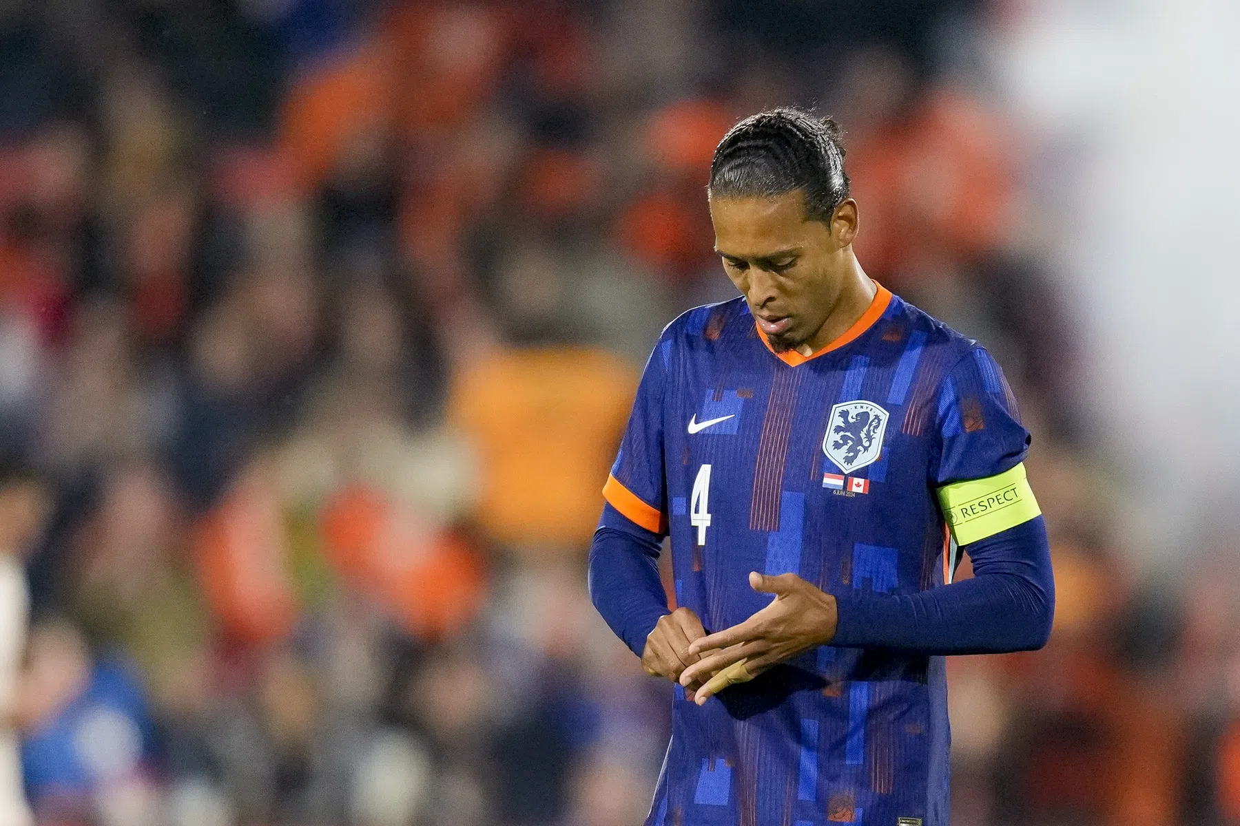 Van Dijk vreest voor veld in Volksparkstadion: 'Dat is balen'