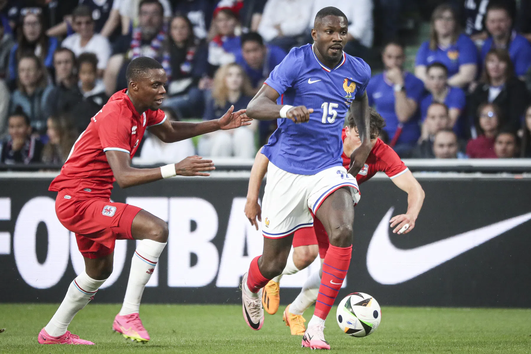 Spits Frankrijk grijpt persconferentie aan voor politiek statement