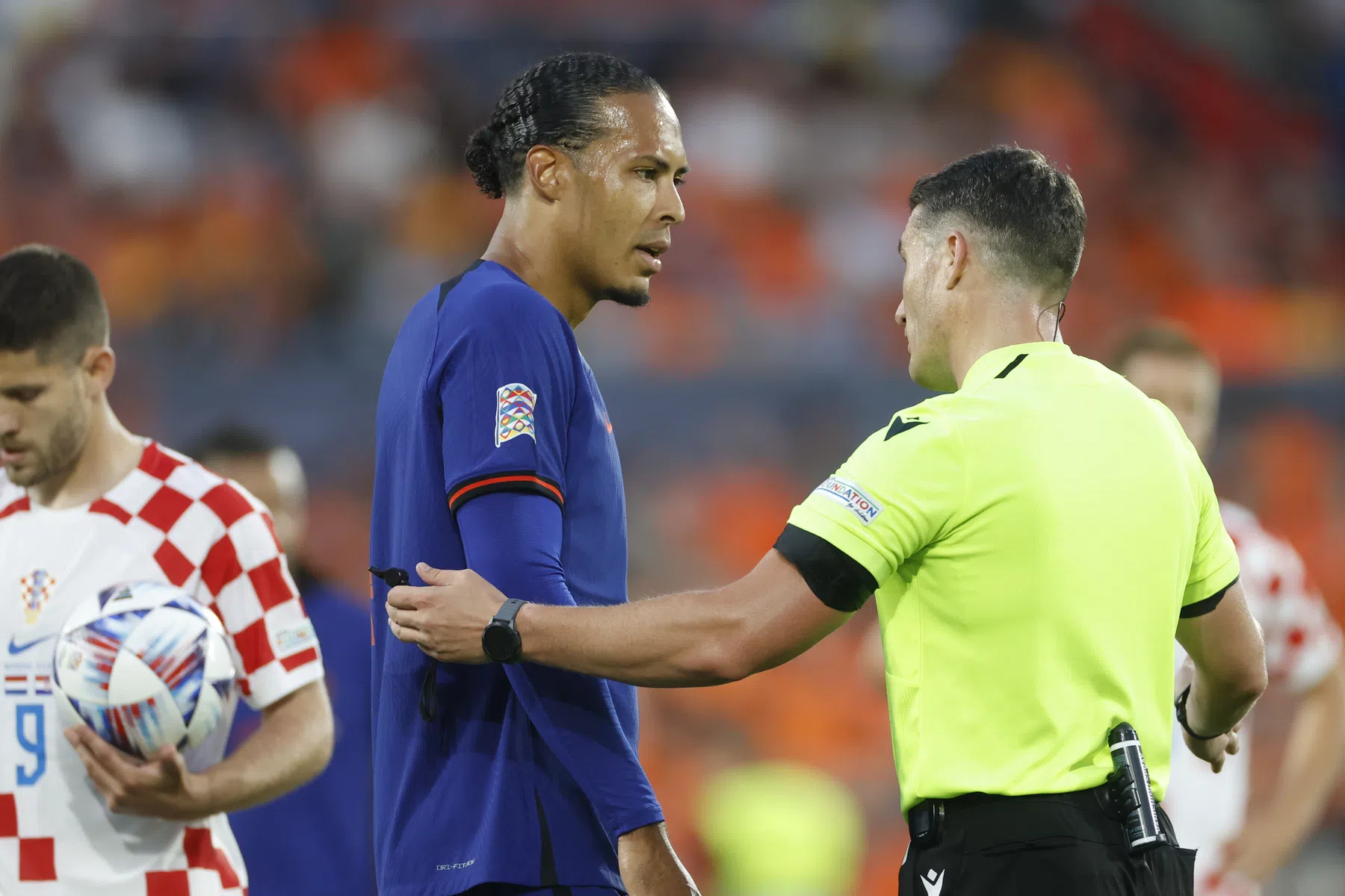 Alleen Van Dijk mag met scheidsrechter praten: 'Lange meeting over gehad'