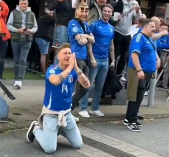 Albanese fans steken de draak met die van Italië