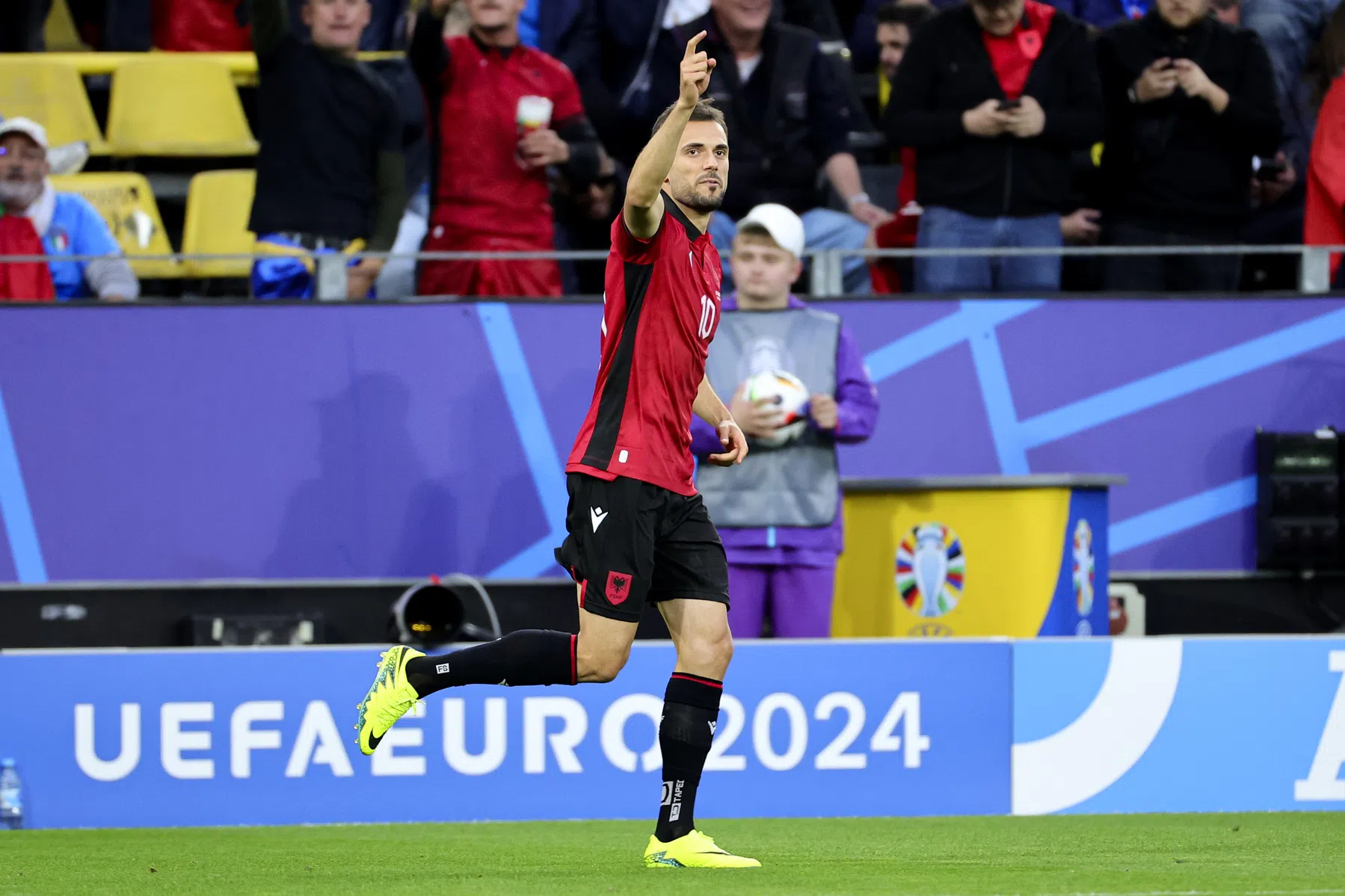 Albanië profiteert van fout Italië en maakt snelste EK-goal ooit