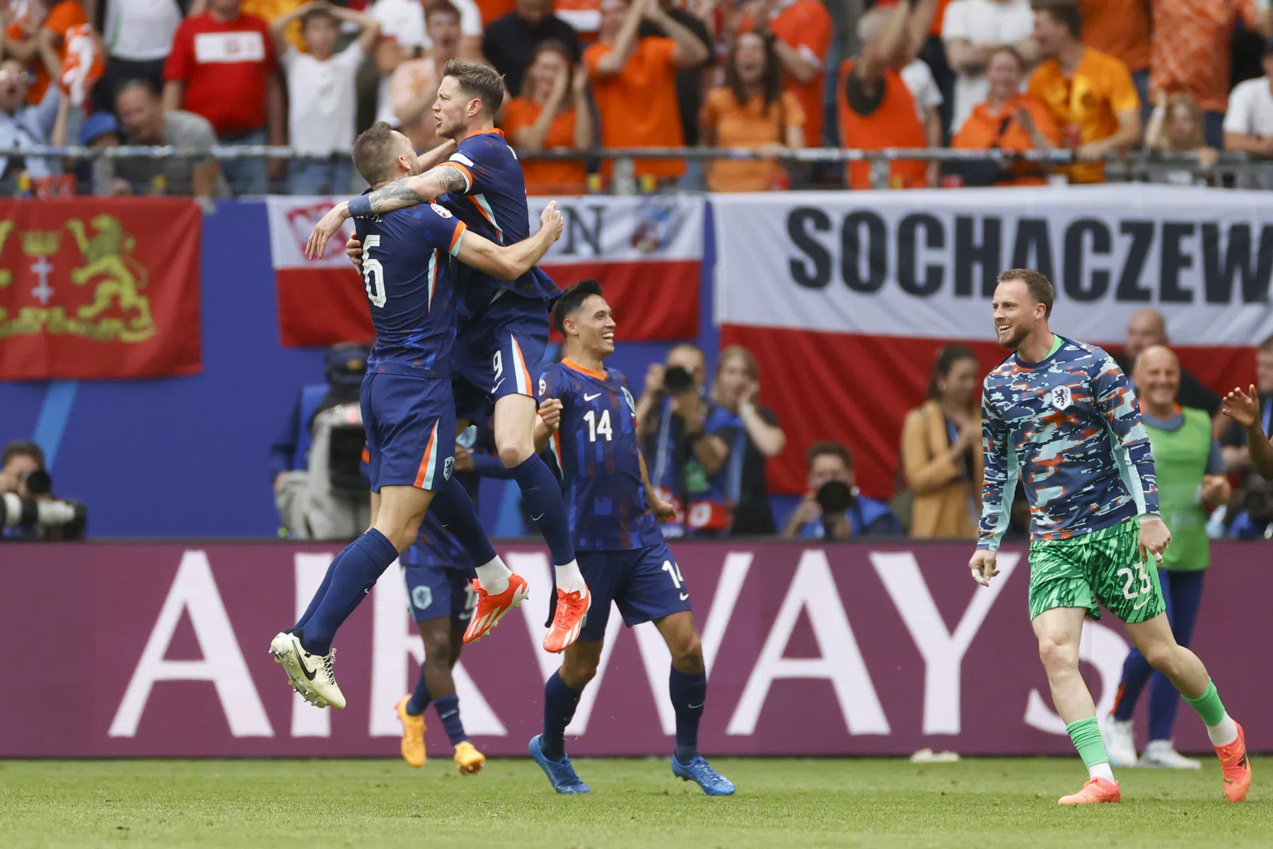 Invaller Weghorst bezorgt Oranje belangrijke openingszege op Polen