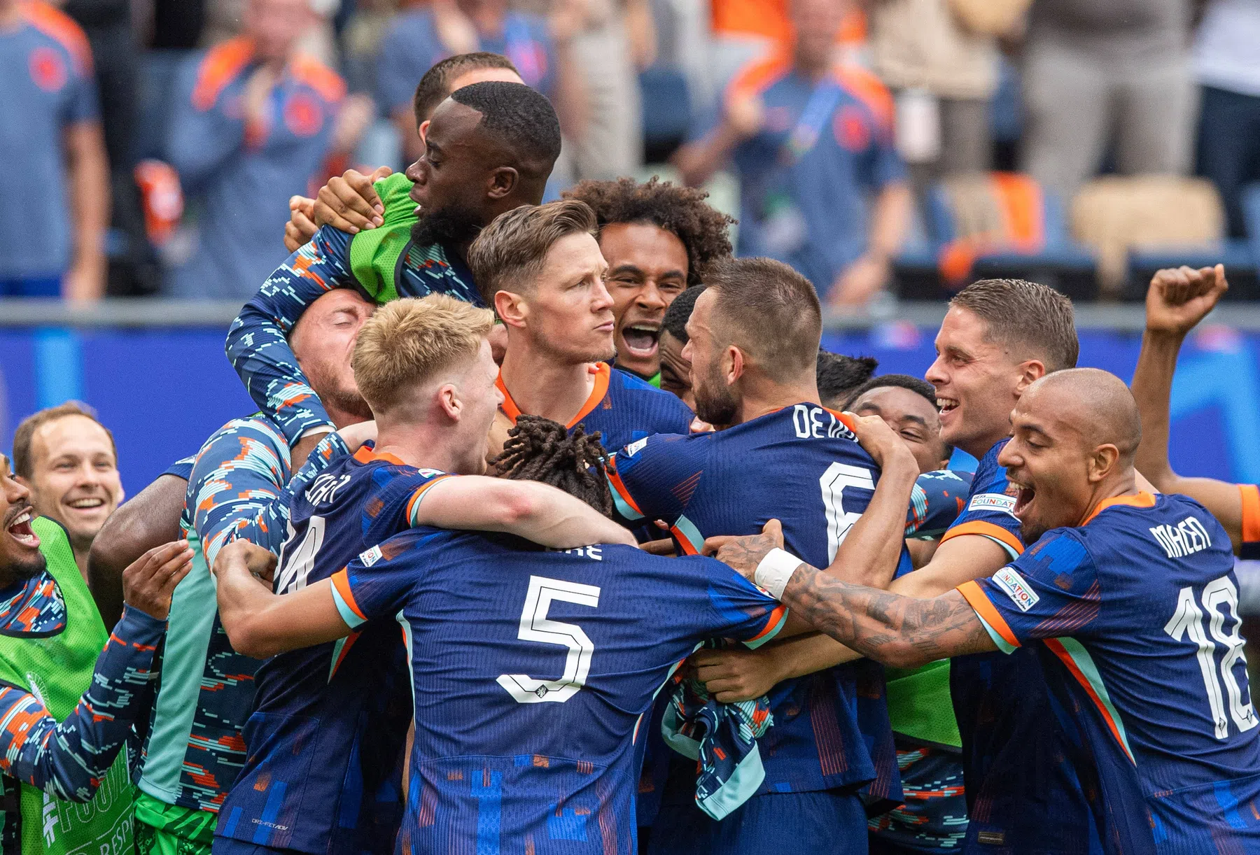 Koeman blij met Weghorst: 'Hij was ontdaan, maar reageerde goed'