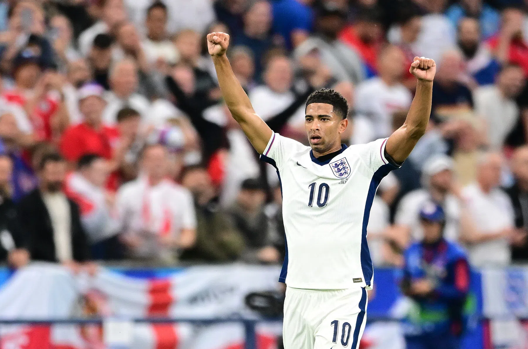 Bellingham treedt in voetsporen Owen met openingsgoal voor Engeland