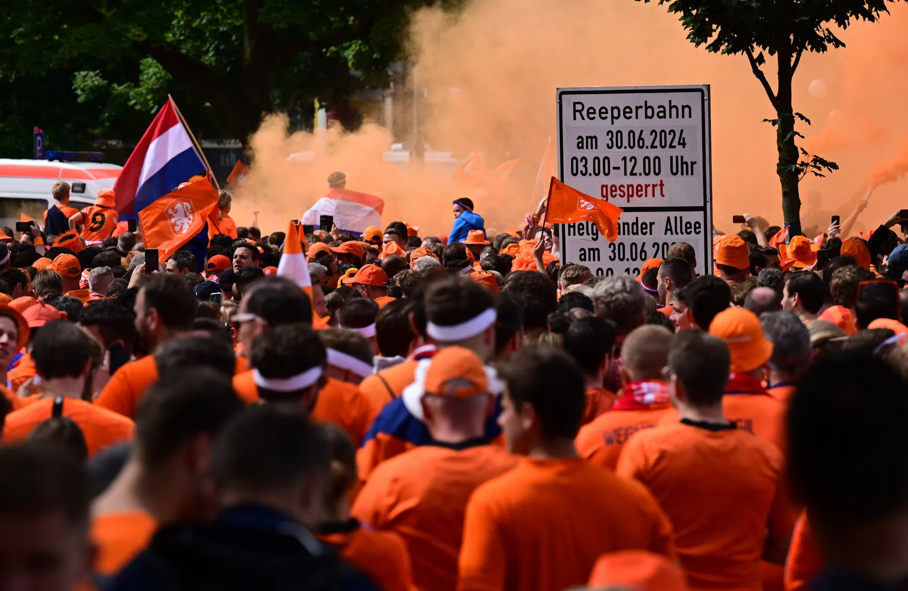 Politie moet ingrijpen in Hamburg: Oranje-mars verstoord door man met bijl