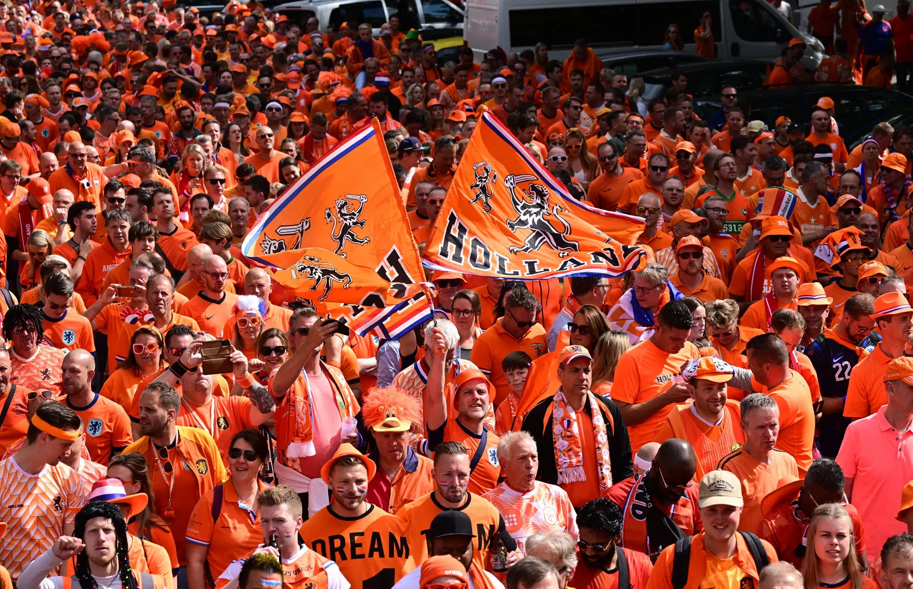 Oranje-fans gaan wereld over: 'Waanzin, heel Hamburg is Oranje!'