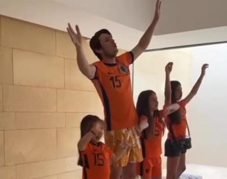 Geweldig: De Roon en zijn drie kinderen 'Houden van Oranje'