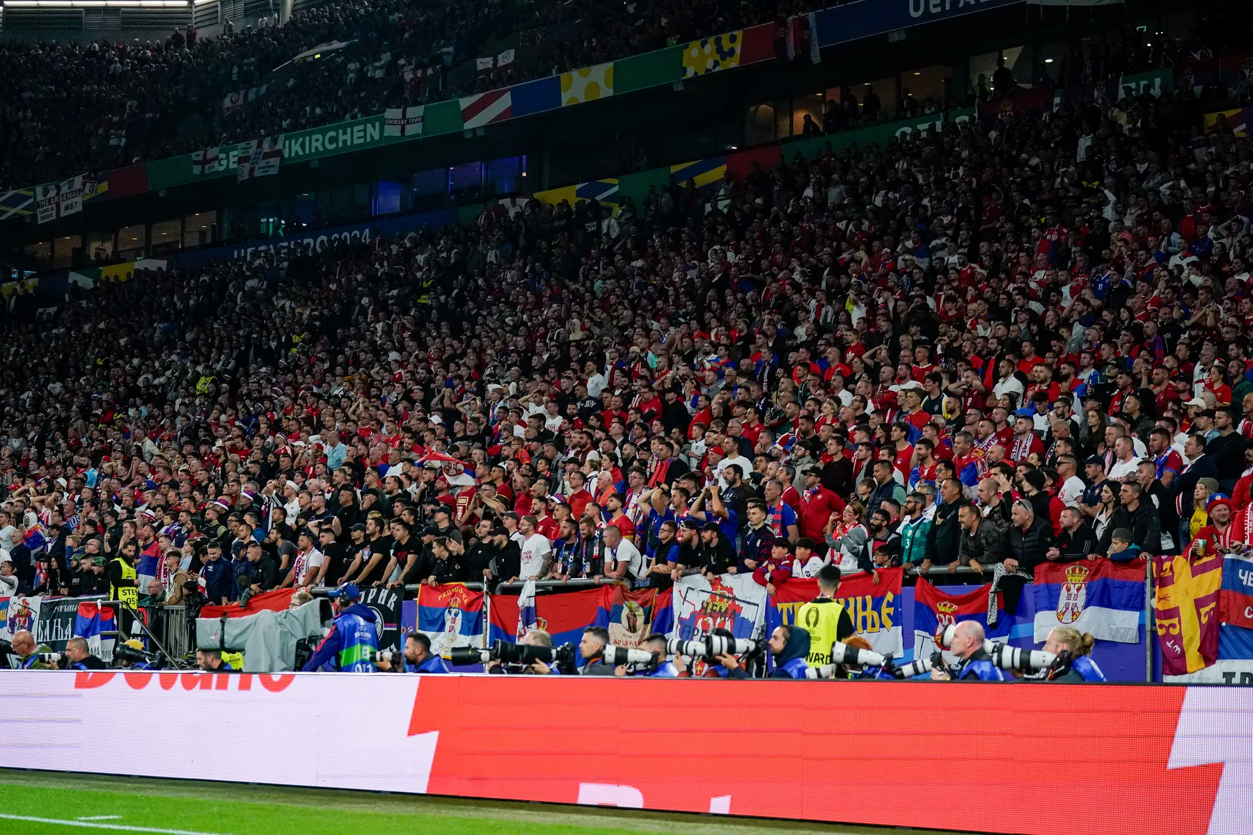 Onderzoek naar vermeende oerwoudgeluiden Servische 'supporters'