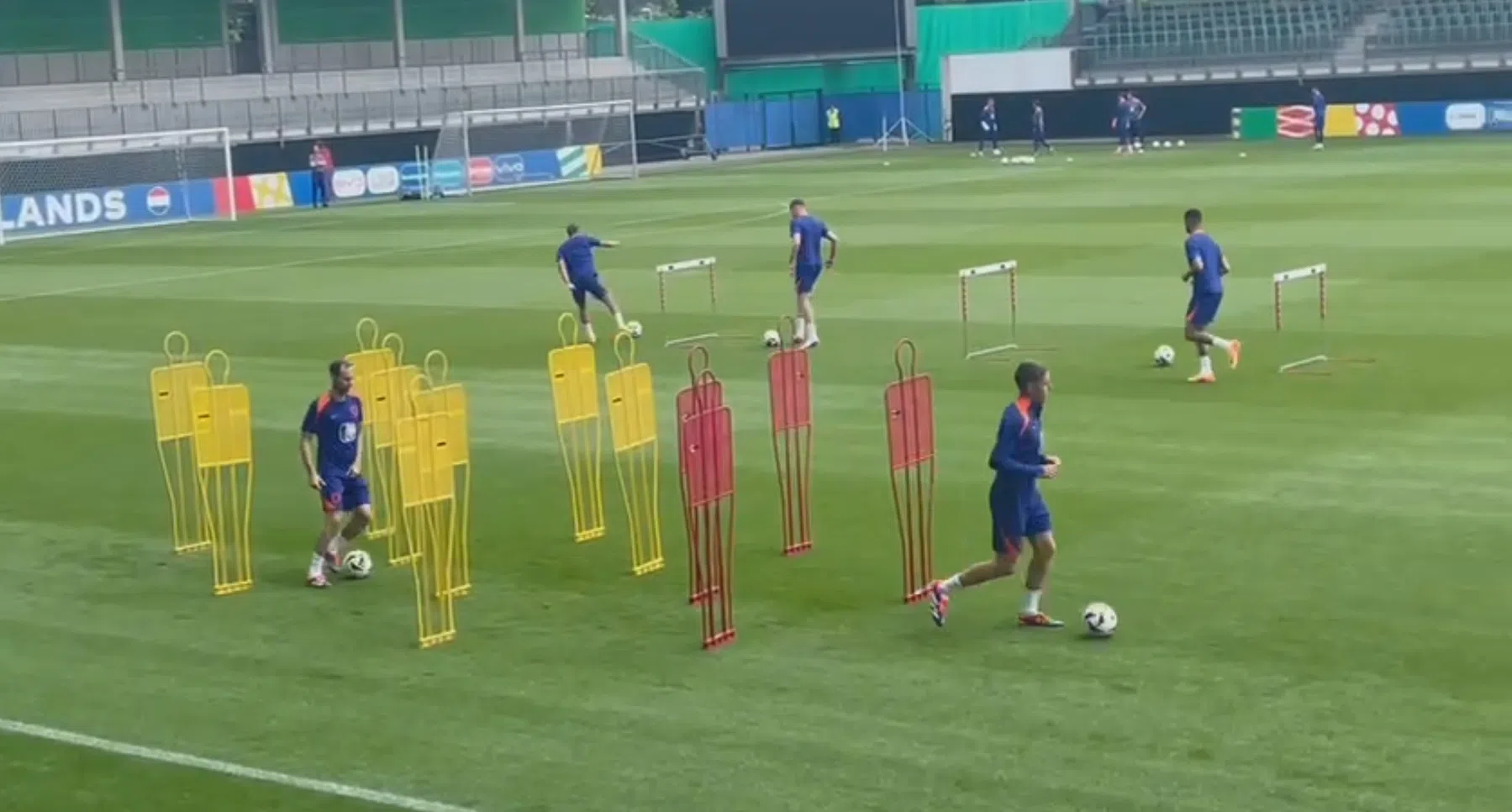 Alle internationals laten gezicht zien op training