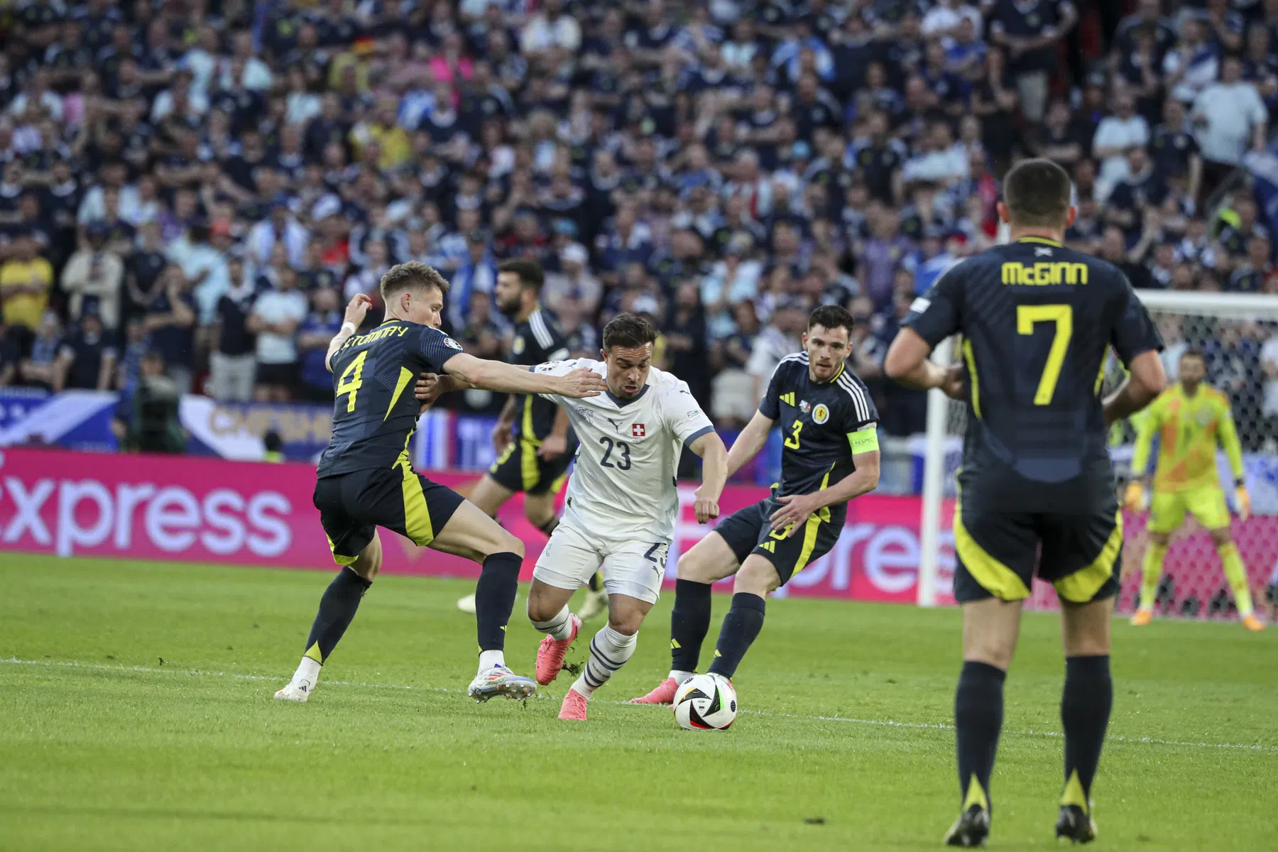 Shaqiri schiet zichzelf de boeken in met nieuwe prachtgoal op eindtoernooi